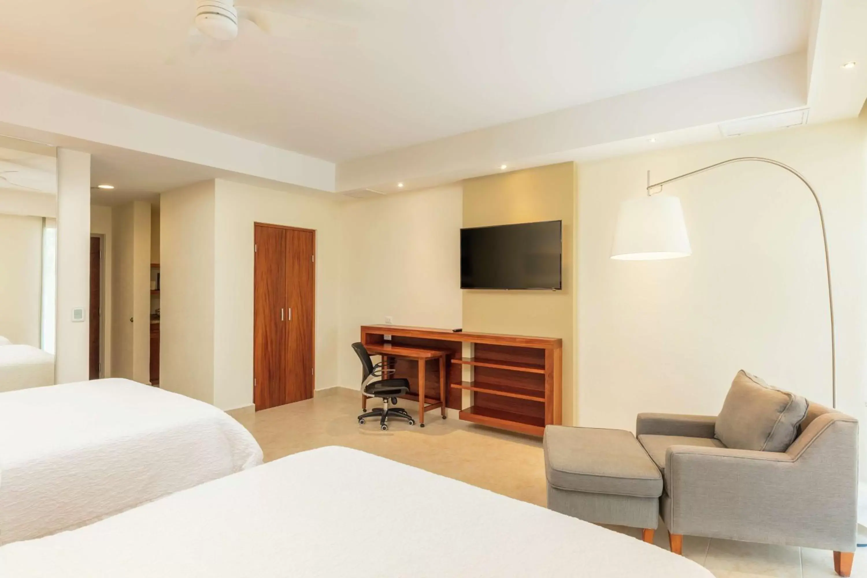 Bedroom, TV/Entertainment Center in Hampton Inn & Suites by Hilton Los Cabos