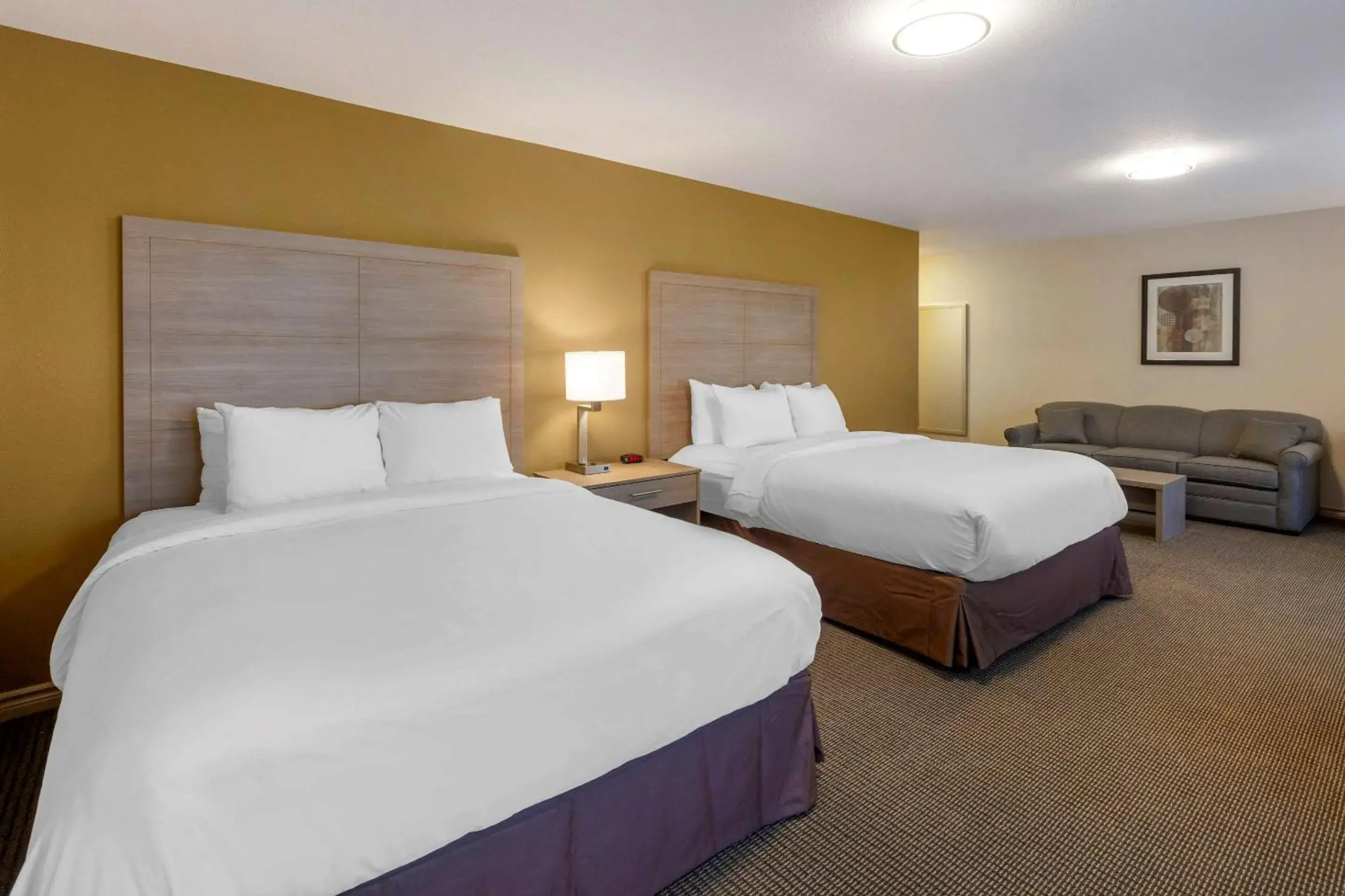 Photo of the whole room, Bed in Comfort Inn & Suites Thousand Islands Harbour District