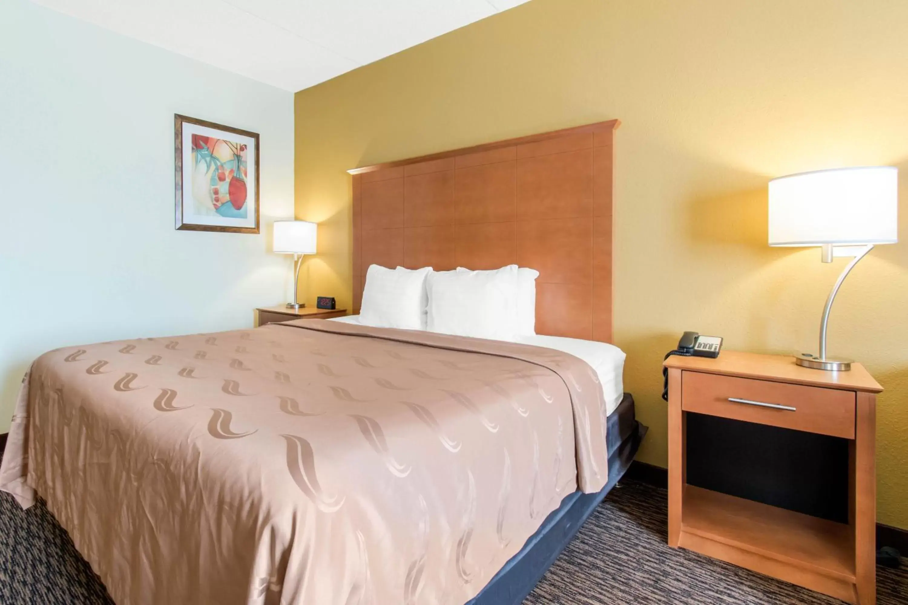 Bed in Clarion Hotel & Suites University-Shippensburg