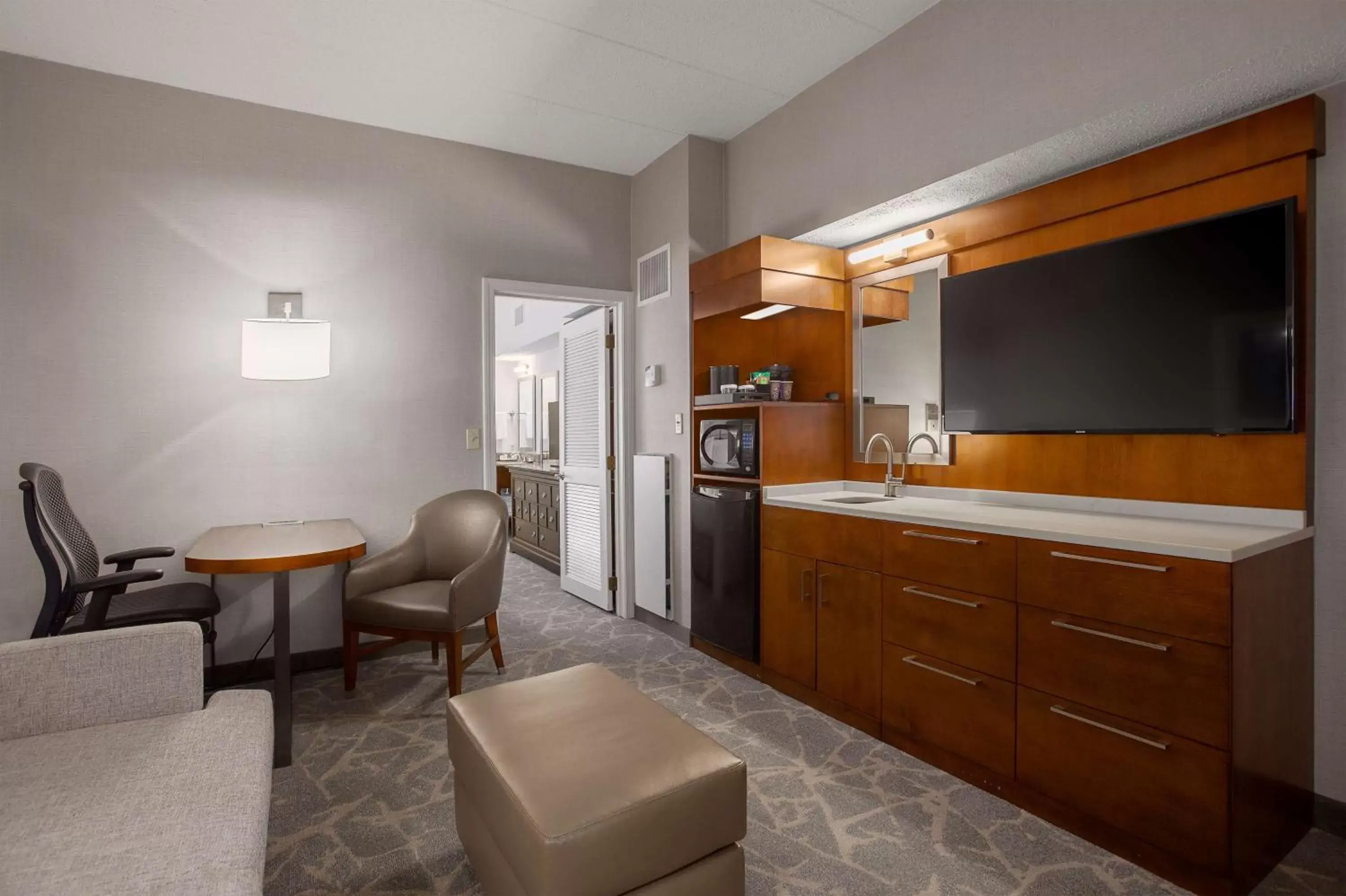 Living room, Kitchen/Kitchenette in Embassy Suites by Hilton Boston Marlborough
