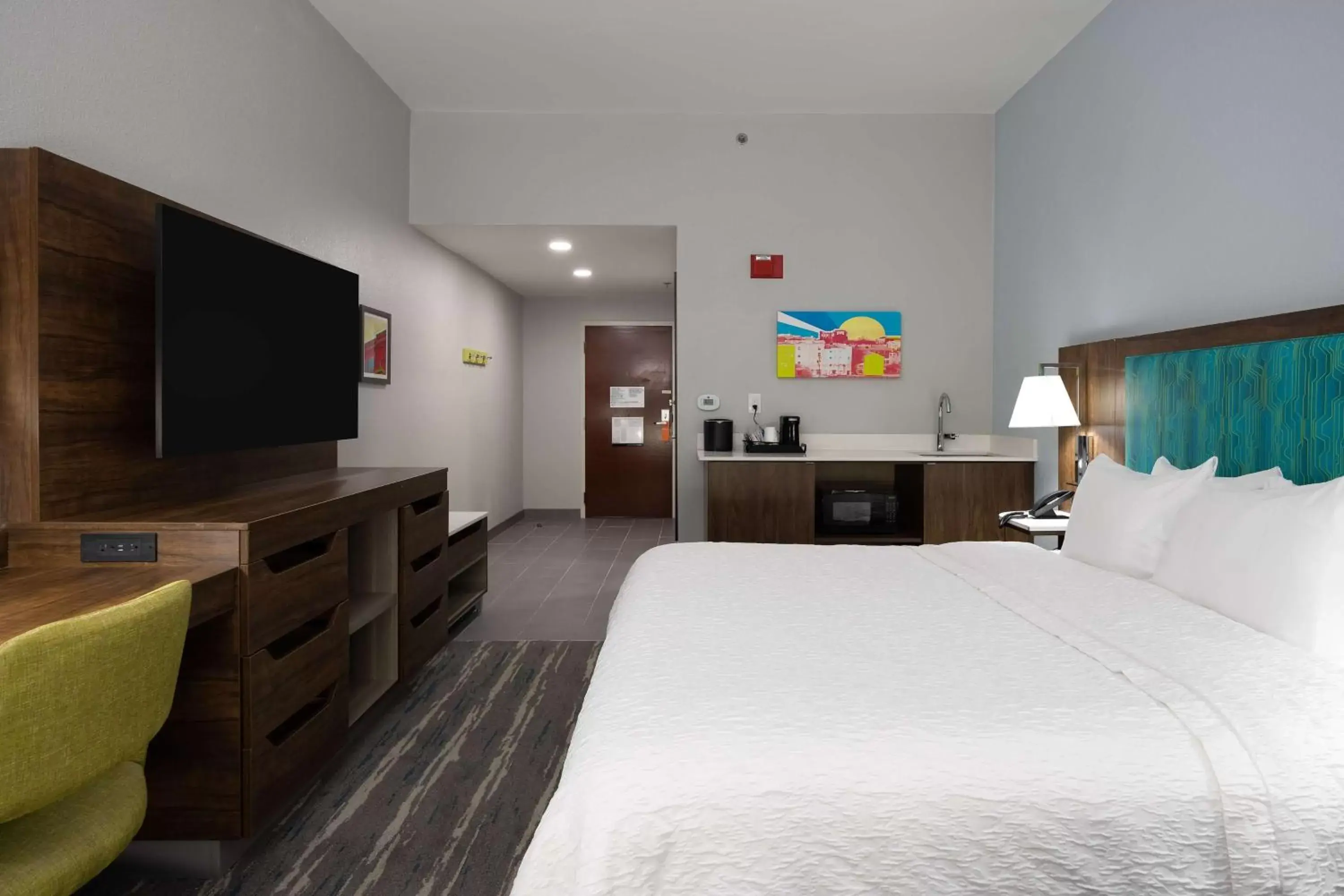 Bed in Hampton Inn & Suites Alpharetta Roswell
