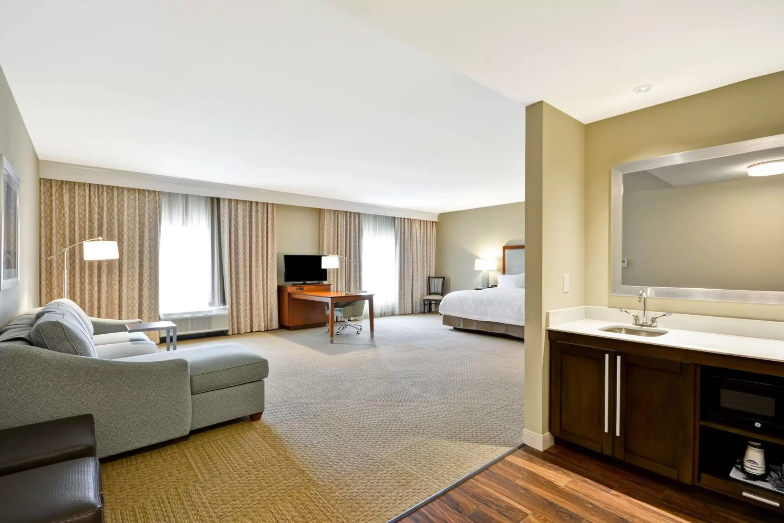 Bedroom in Hampton Inn & Suites Charleston Airport