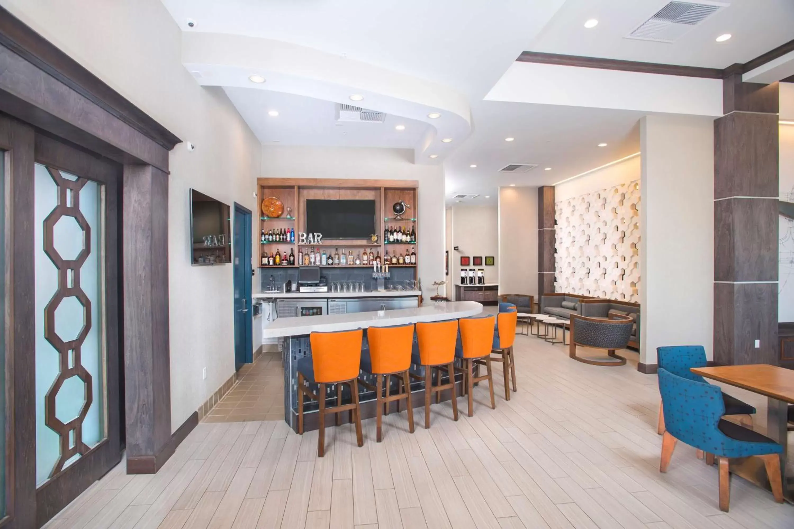 Lounge or bar, Restaurant/Places to Eat in Hampton Inn & Suites LAX El Segundo