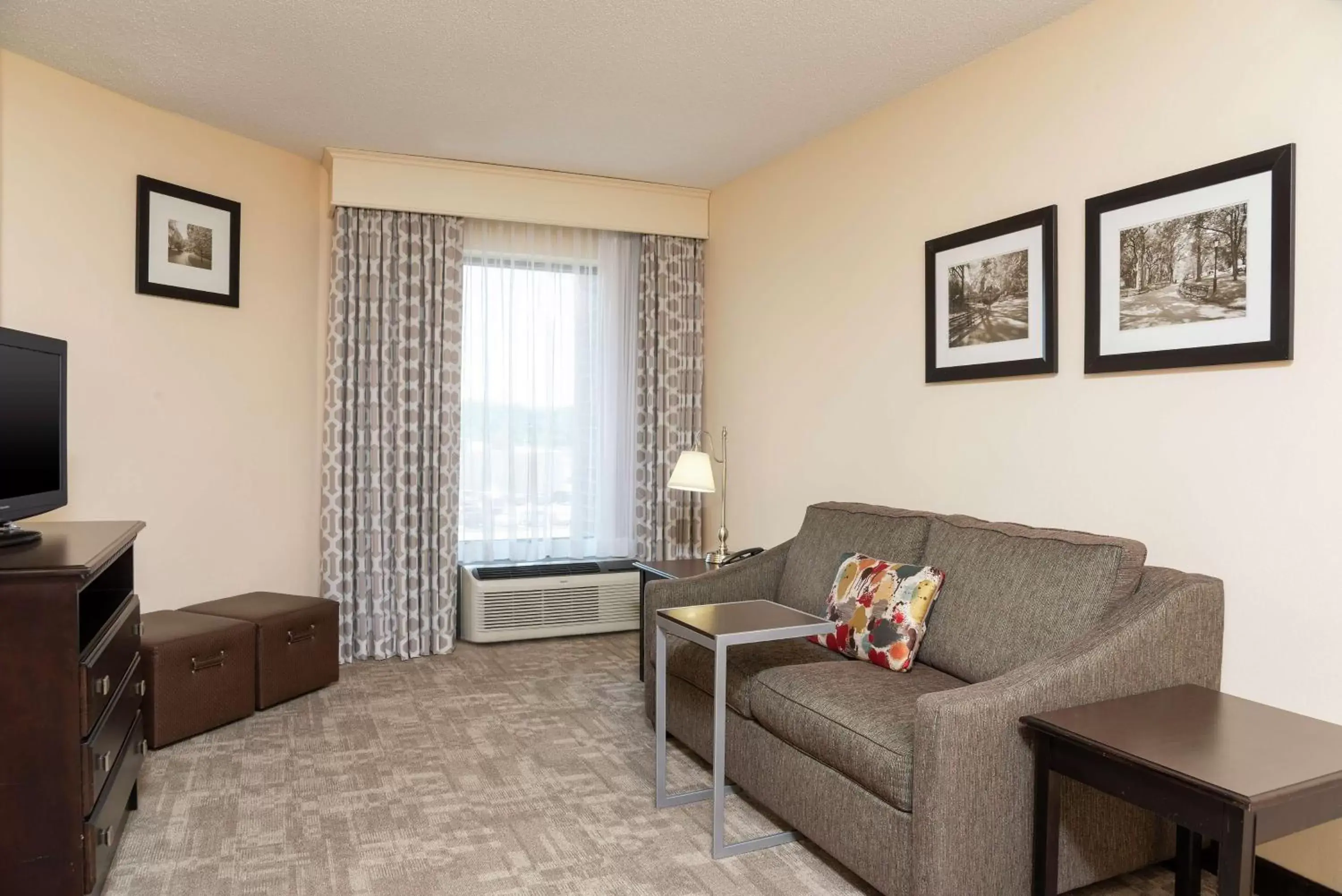 Living room, Seating Area in Hampton Inn & Suites Cleveland-Airport/Middleburg Heights