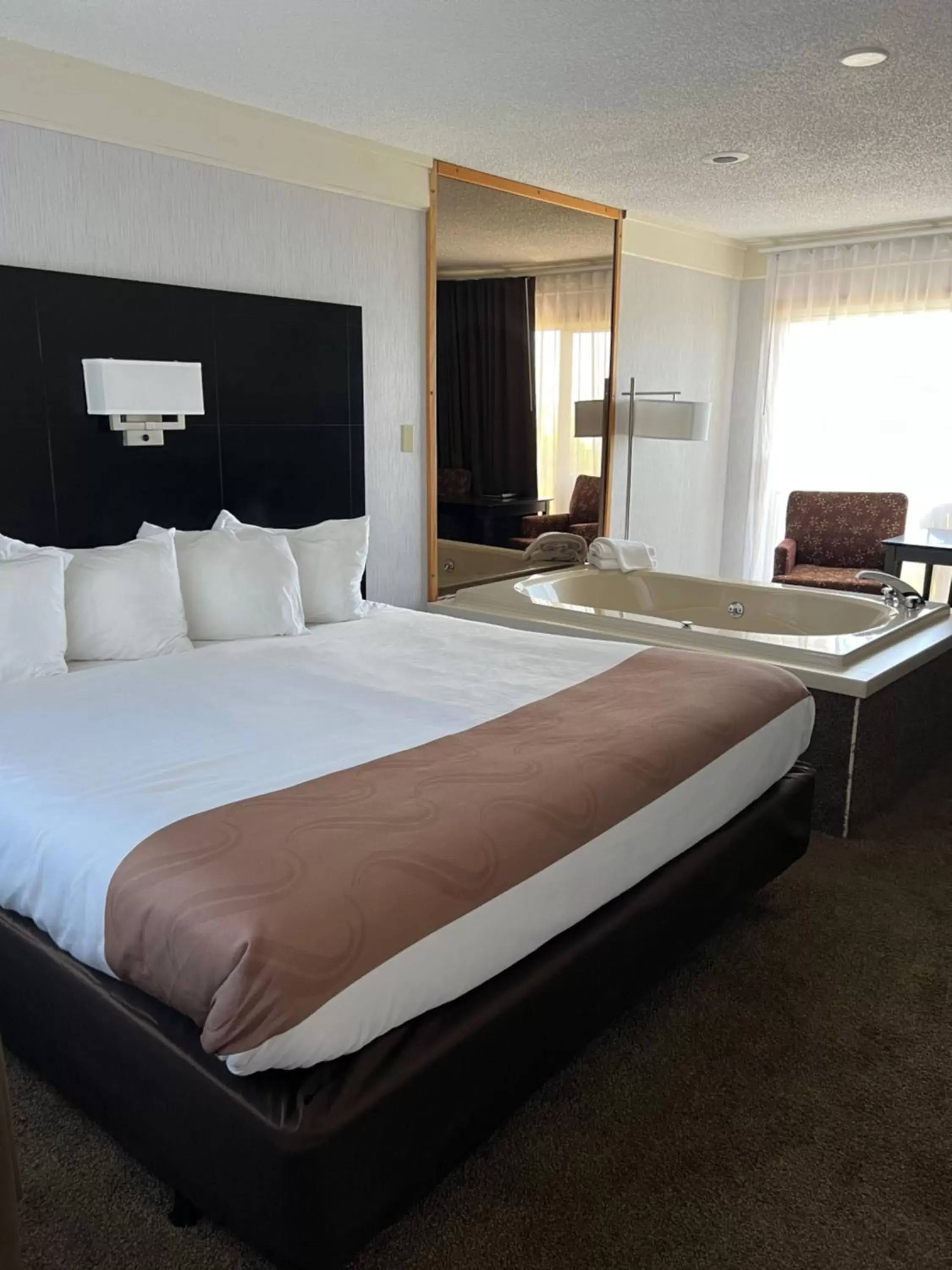 Photo of the whole room, Bed in Quality Inn Lakefront Photo of the whole room, Bed in Quality Inn Lakefront