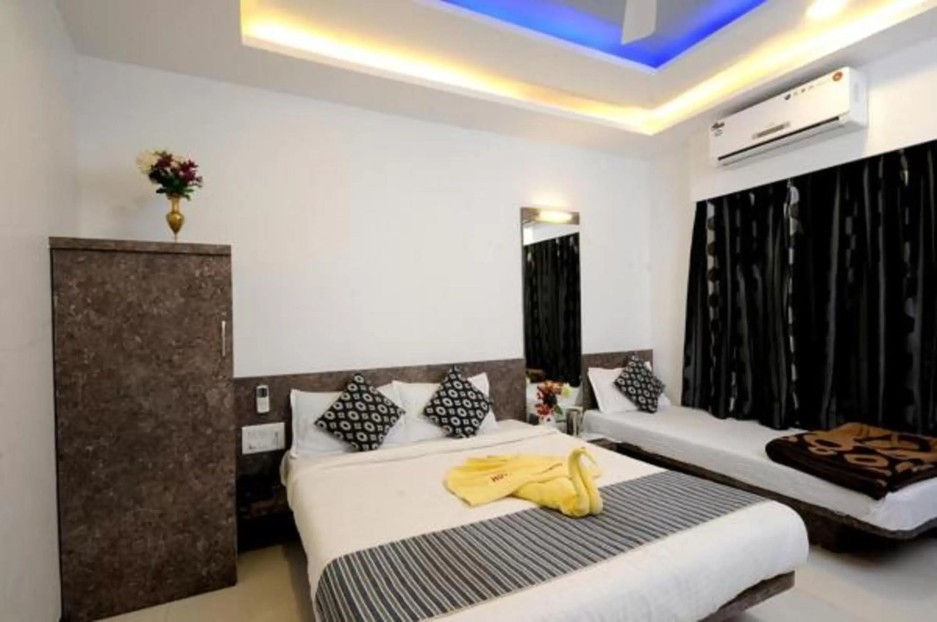TV and multimedia, Bed in Hotel Vyankatesh & Pure Veg Restaurant