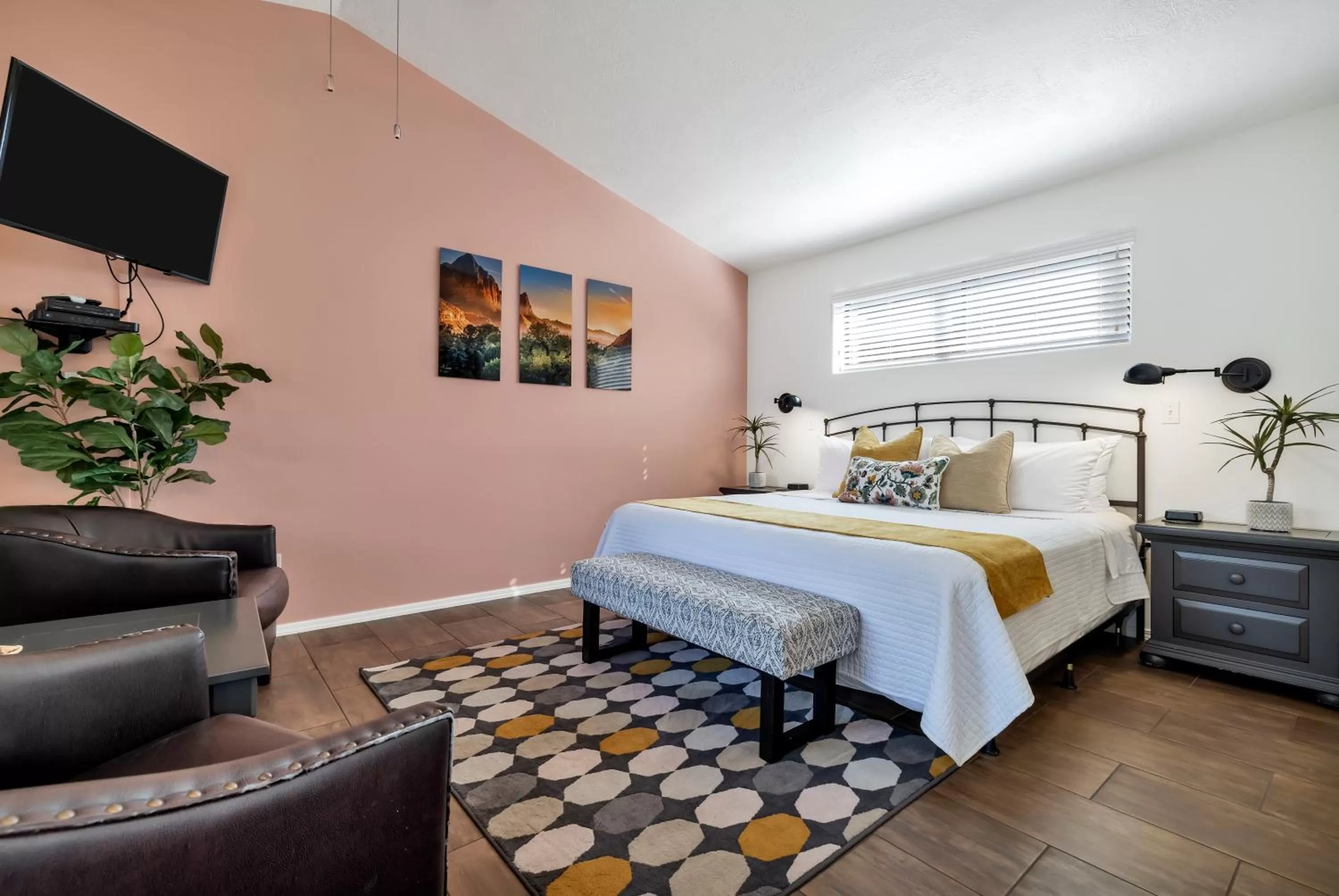 Photo of the whole room, Bed in Red Rock Inn Cottages