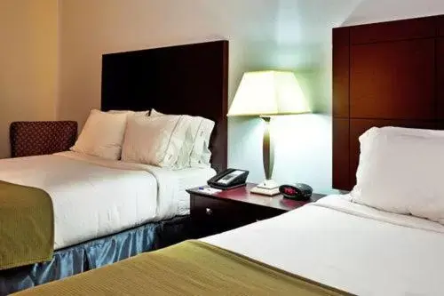 Bed in Holiday Inn Express Hotel & Suites New Iberia - Avery Island, an IHG Hotel