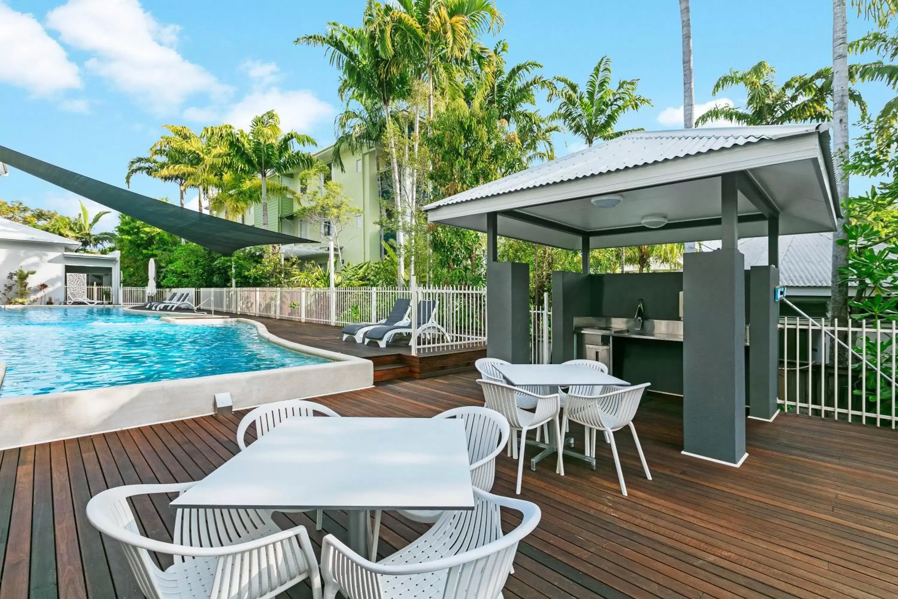 Swimming pool in Mantra Aqueous on Port Swimming pool in Mantra Aqueous on Port