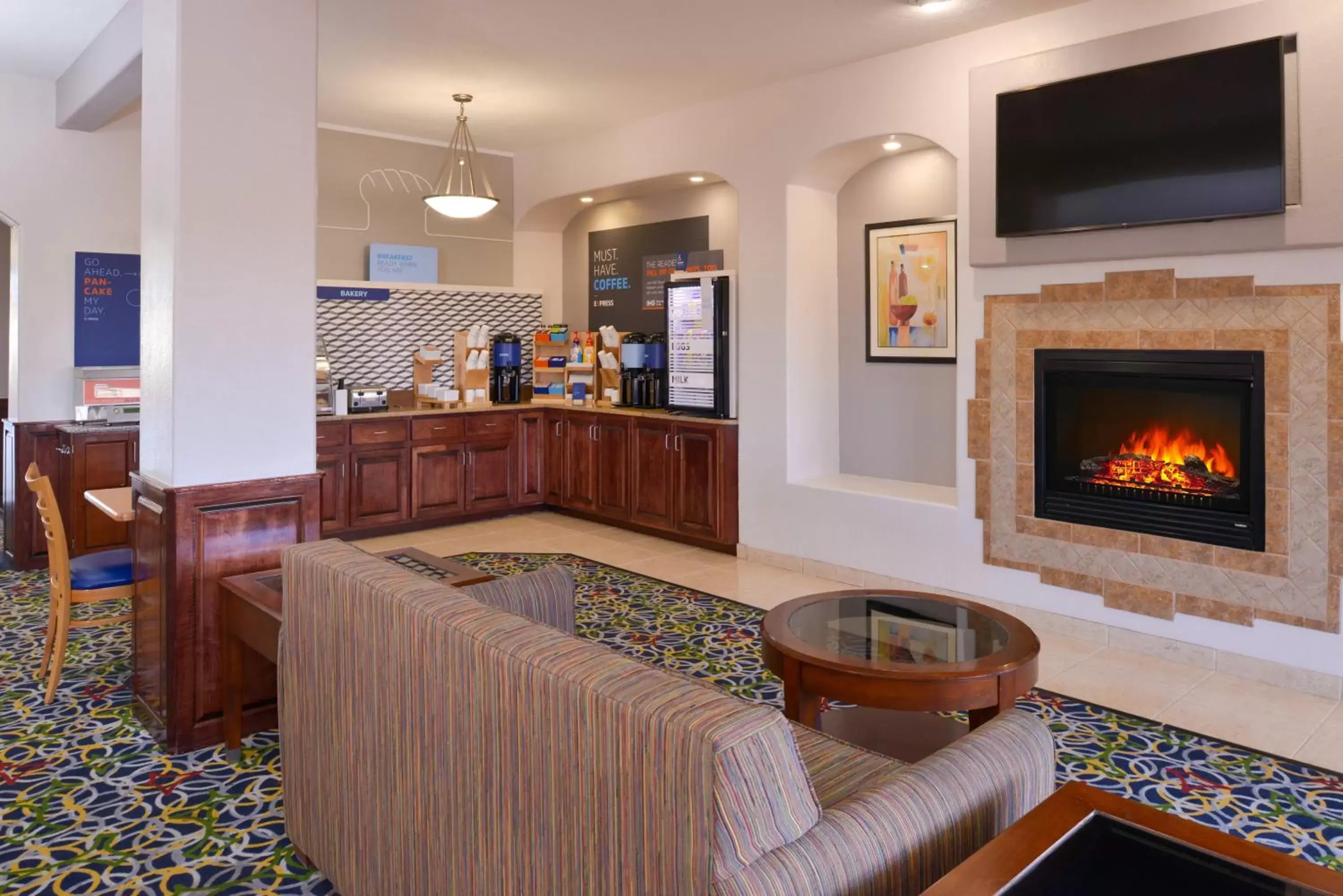 Breakfast, Lounge/Bar in Holiday Inn Express Hotel & Suites Alamosa, an IHG Hotel