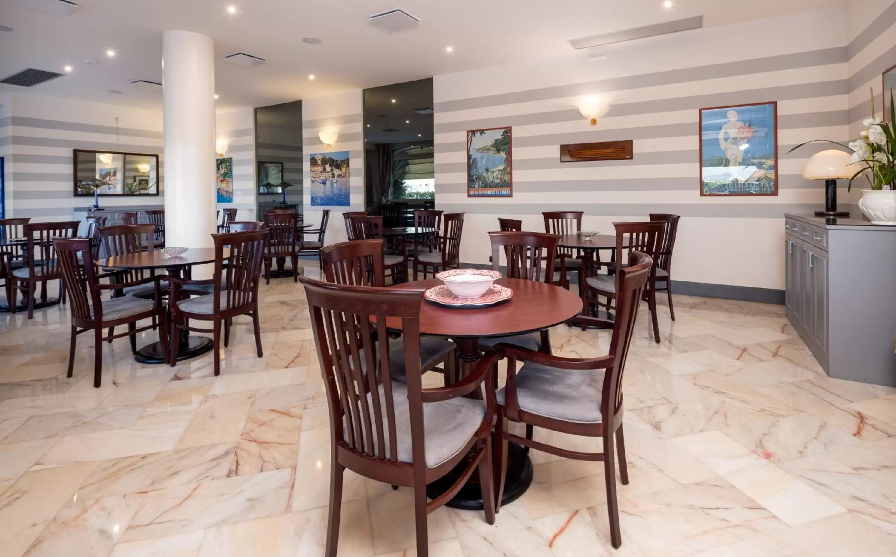 Seating area, Restaurant/Places to Eat in Hotel Laurin