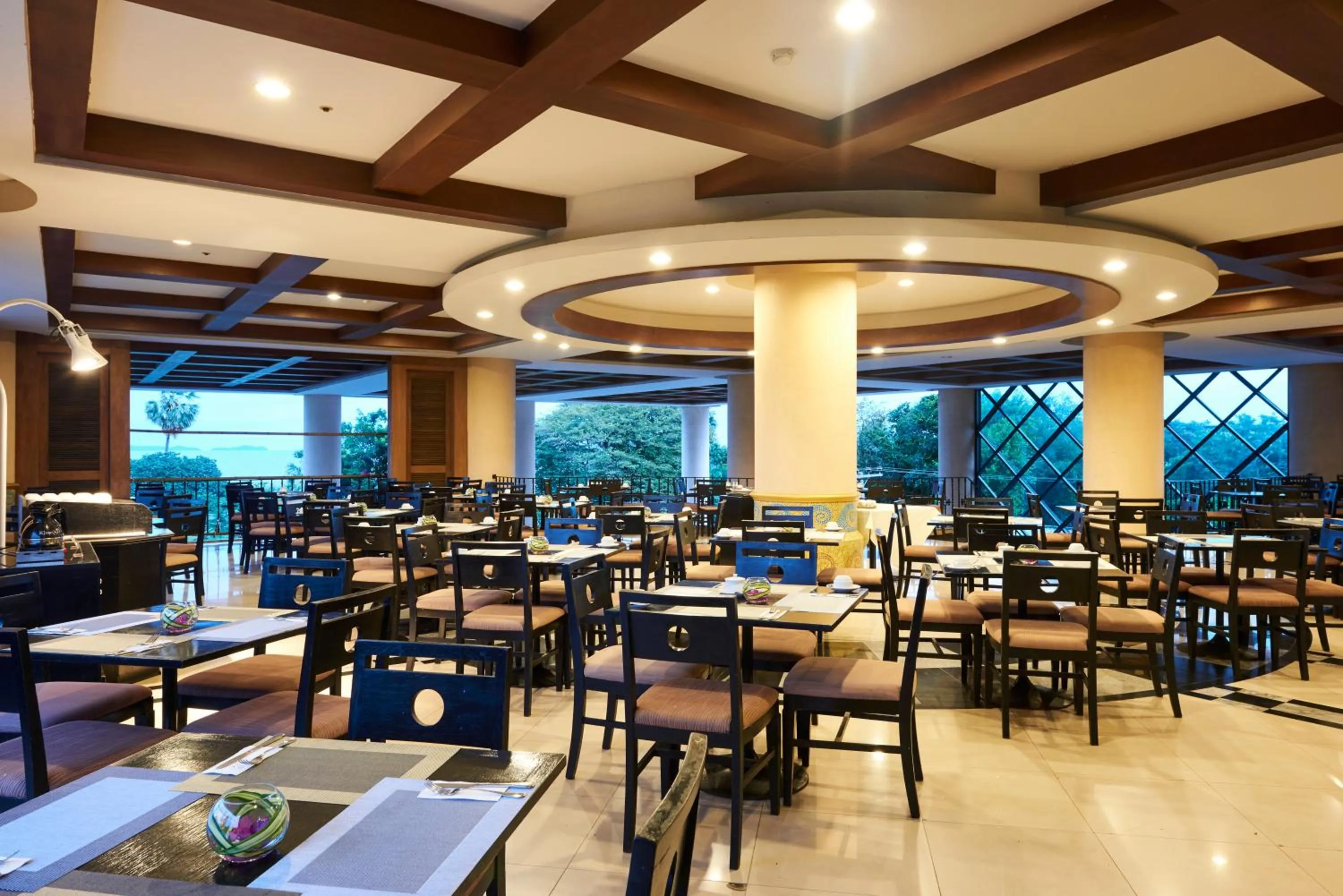 Restaurant/places to eat in Long Beach Garden Hotel & Pavilions