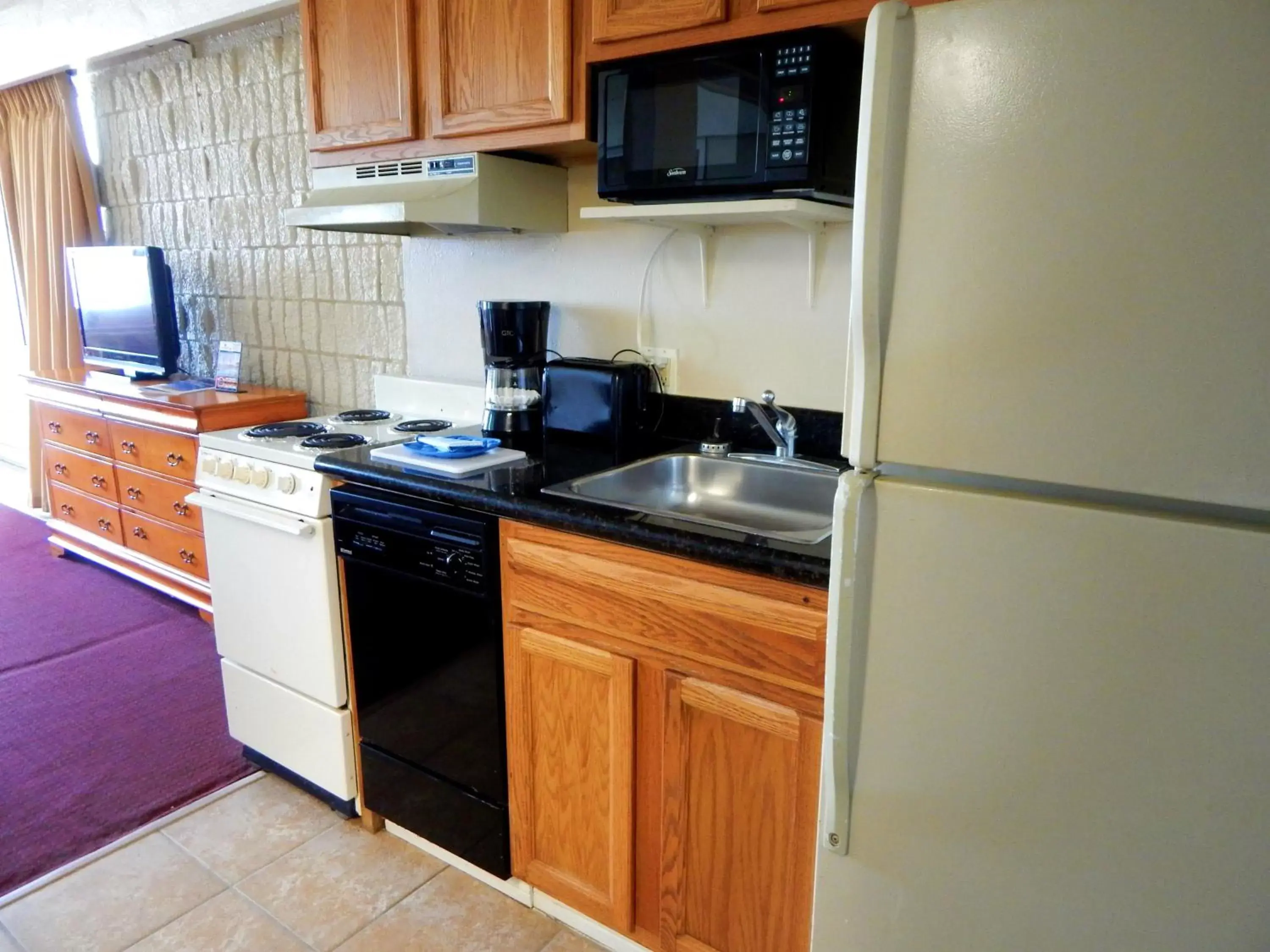 Kitchen or kitchenette, Kitchen/Kitchenette in Padre South Hotel On The Beach