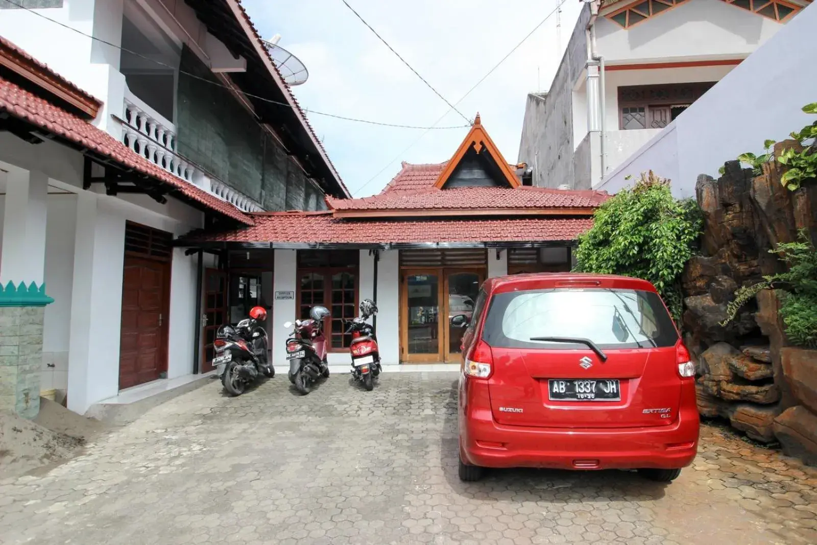 Facade/entrance, Property Building in RedDoorz Plus near Alun Alun Selatan