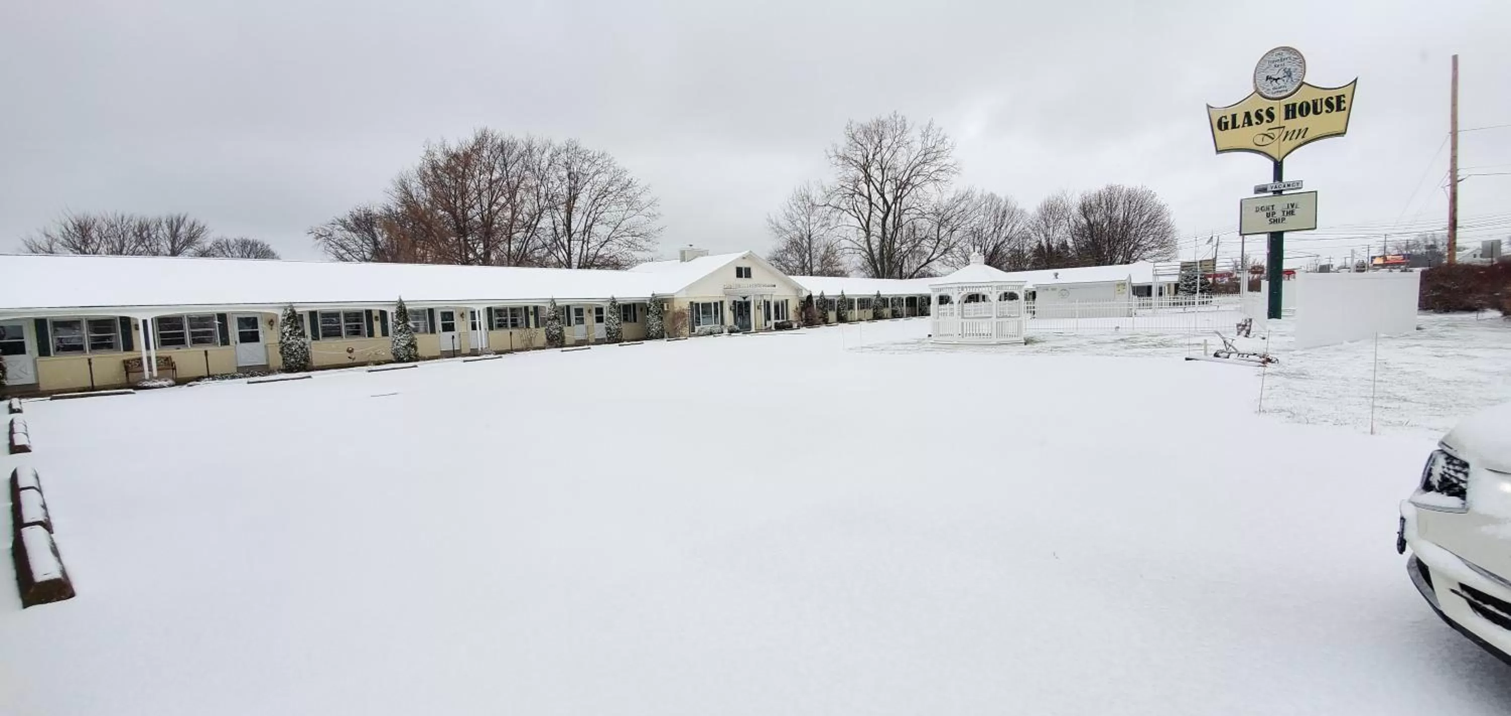 Property building in Glass House Inn Erie Near I-90 & I-79