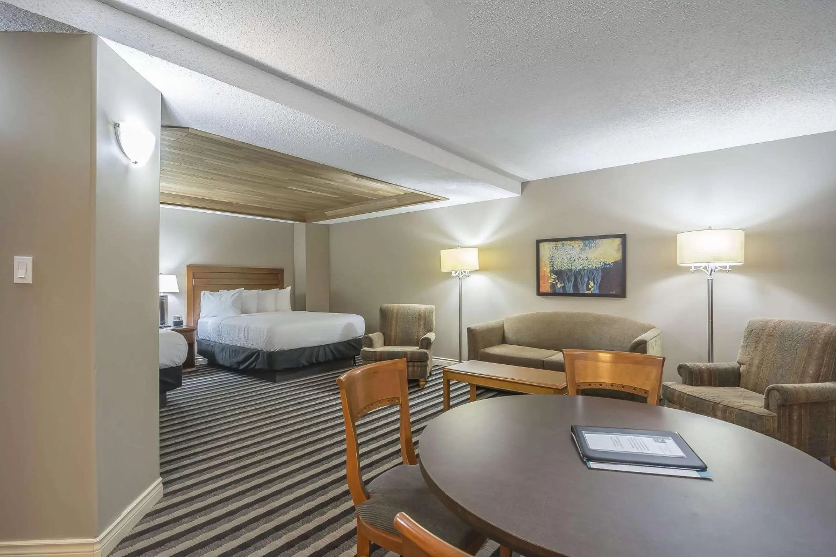 Photo of the whole room, Bed in Quality Inn West Edmonton