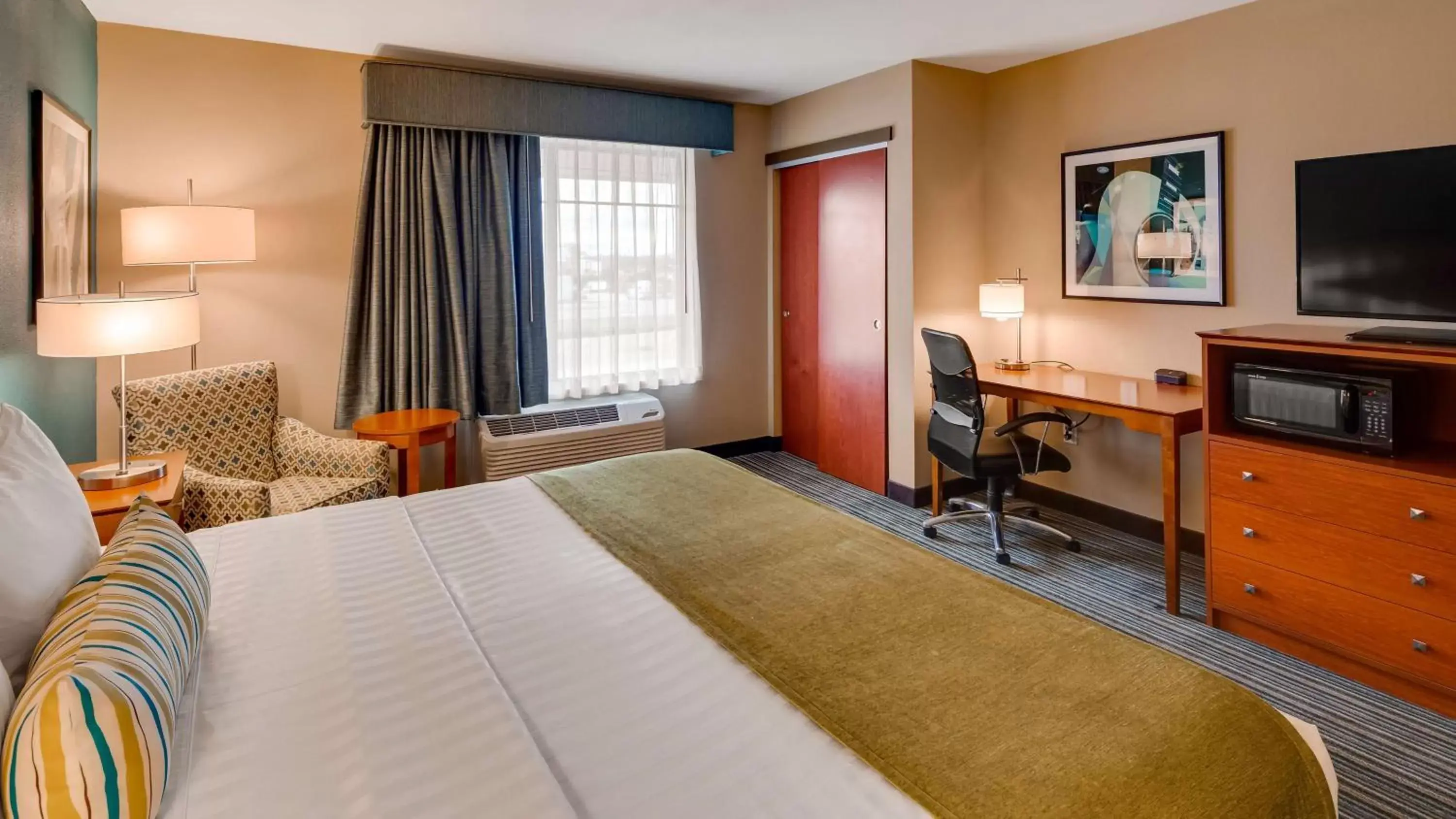 Bed in Best Western Plus Tuscumbia/Muscle Shoals Hotel & Suites