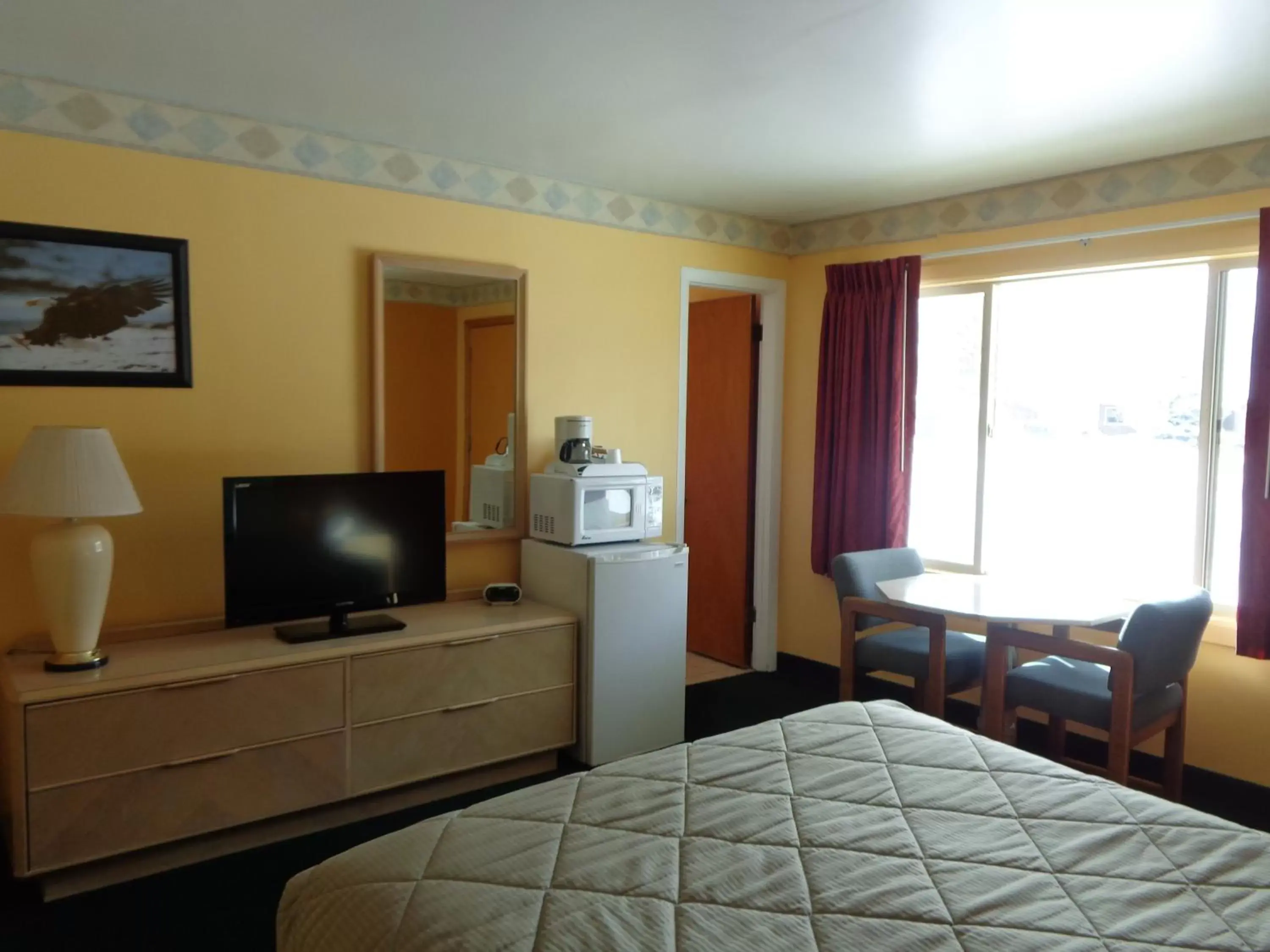 TV and multimedia, TV/Entertainment Center in Western Motel