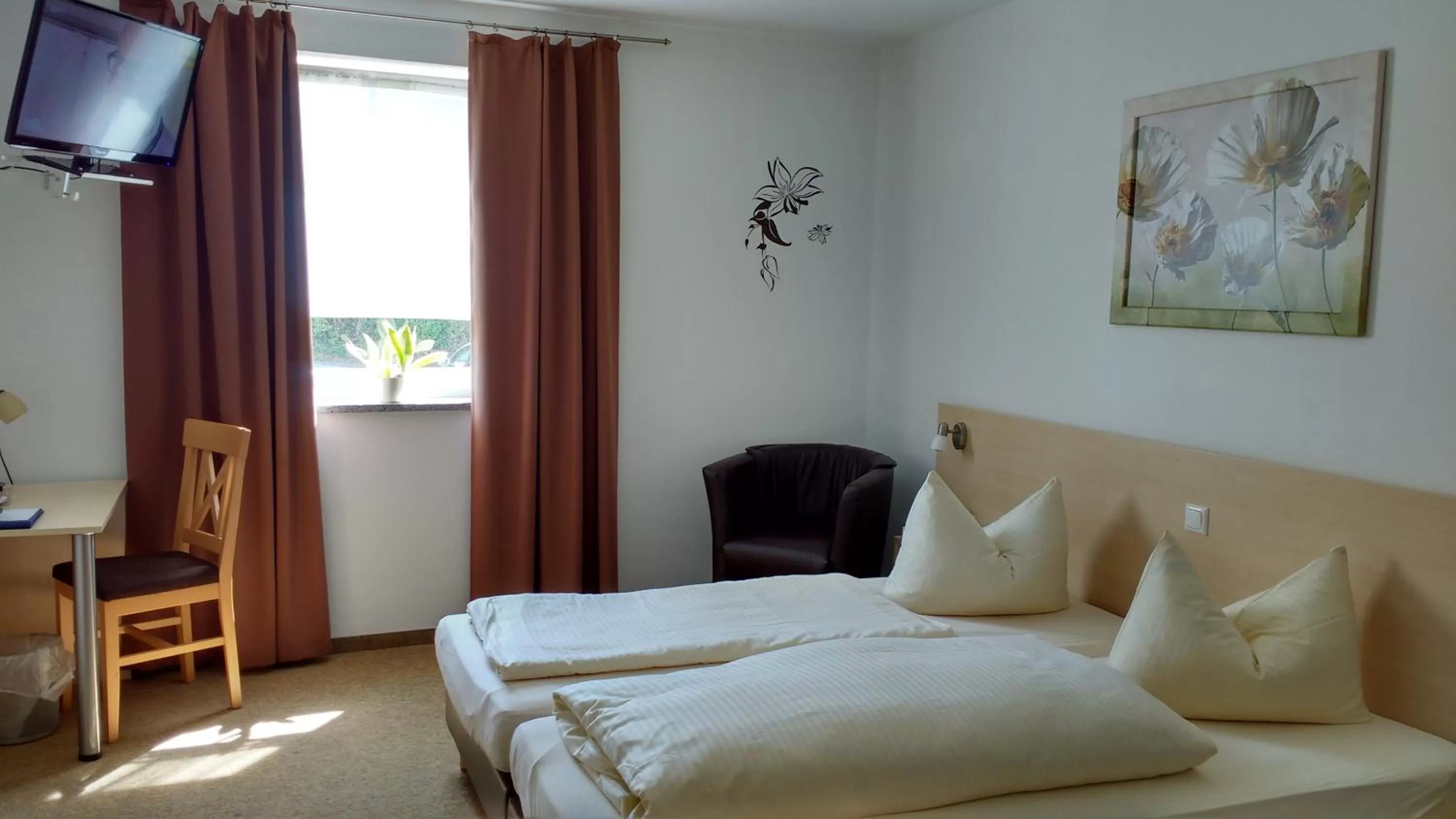 Photo of the whole room, Bed in Hotel - Gasthof Erber