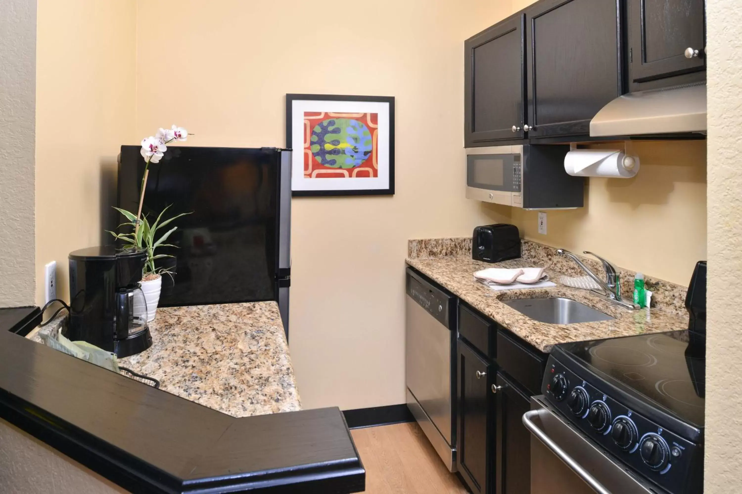 Kitchen or kitchenette, Kitchen/Kitchenette in TownePlace Suites Miami West Doral Area