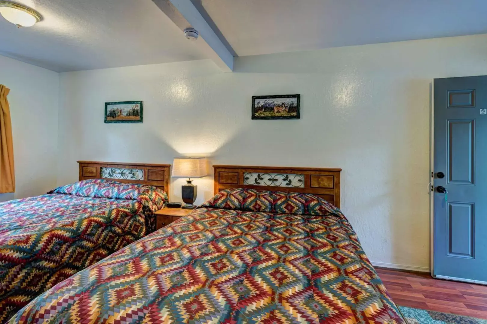 Bed in Lake Shasta Lodge