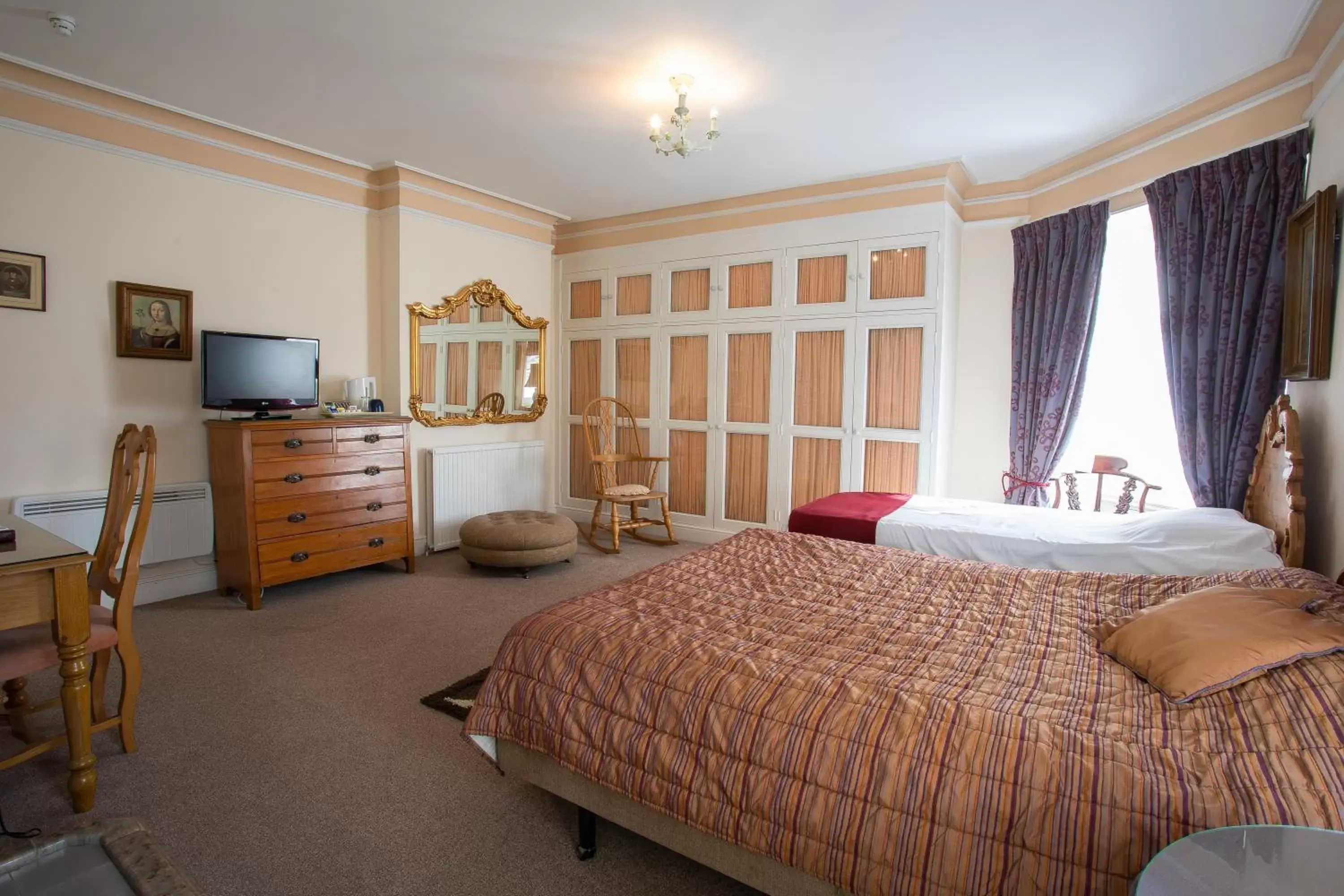 Photo of the whole room, Bed in Fines Bayliwick Hotel