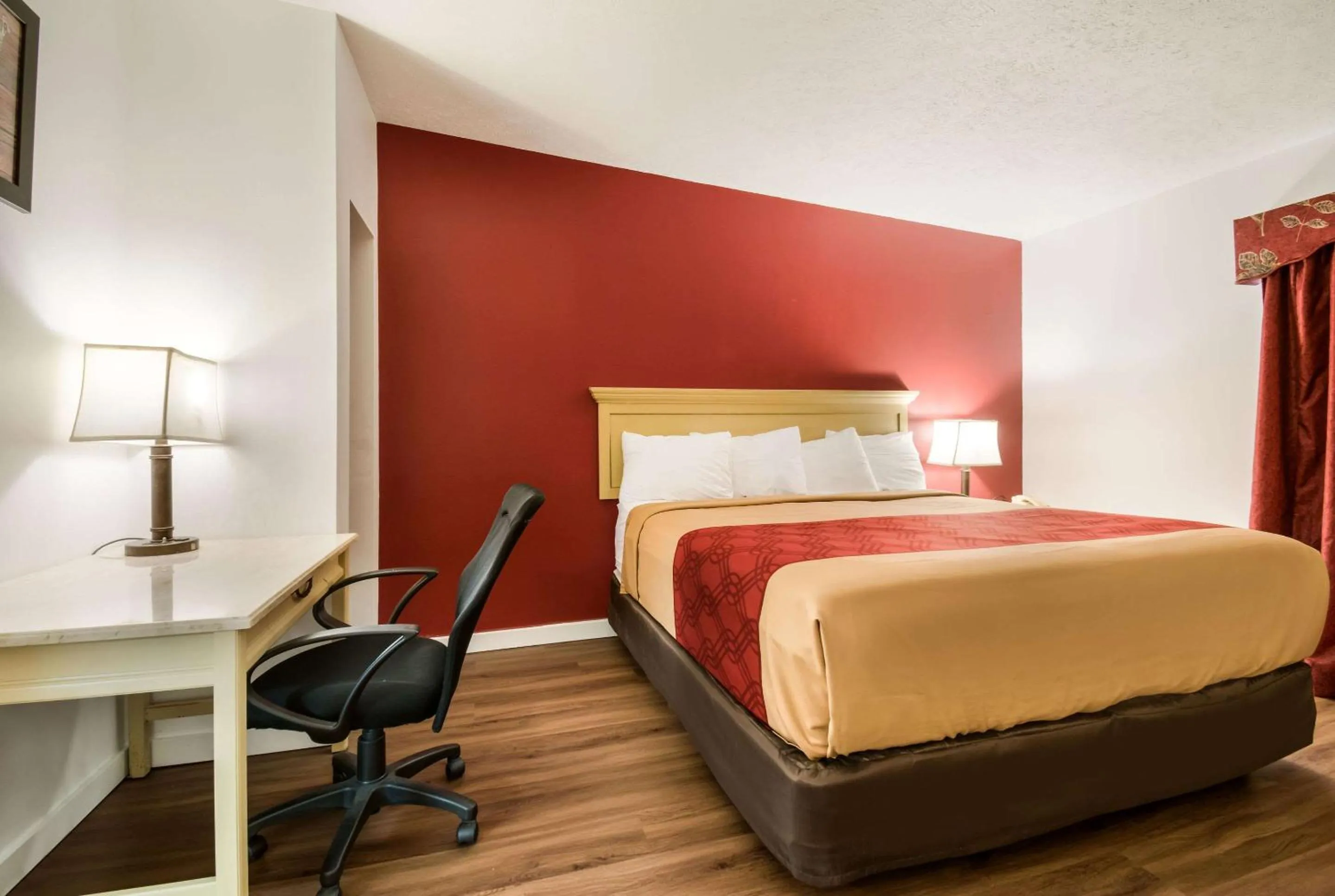 Photo of the whole room, Bed in Econo Lodge Inn & Suites Lake Harmony - Pocono Mountains Area