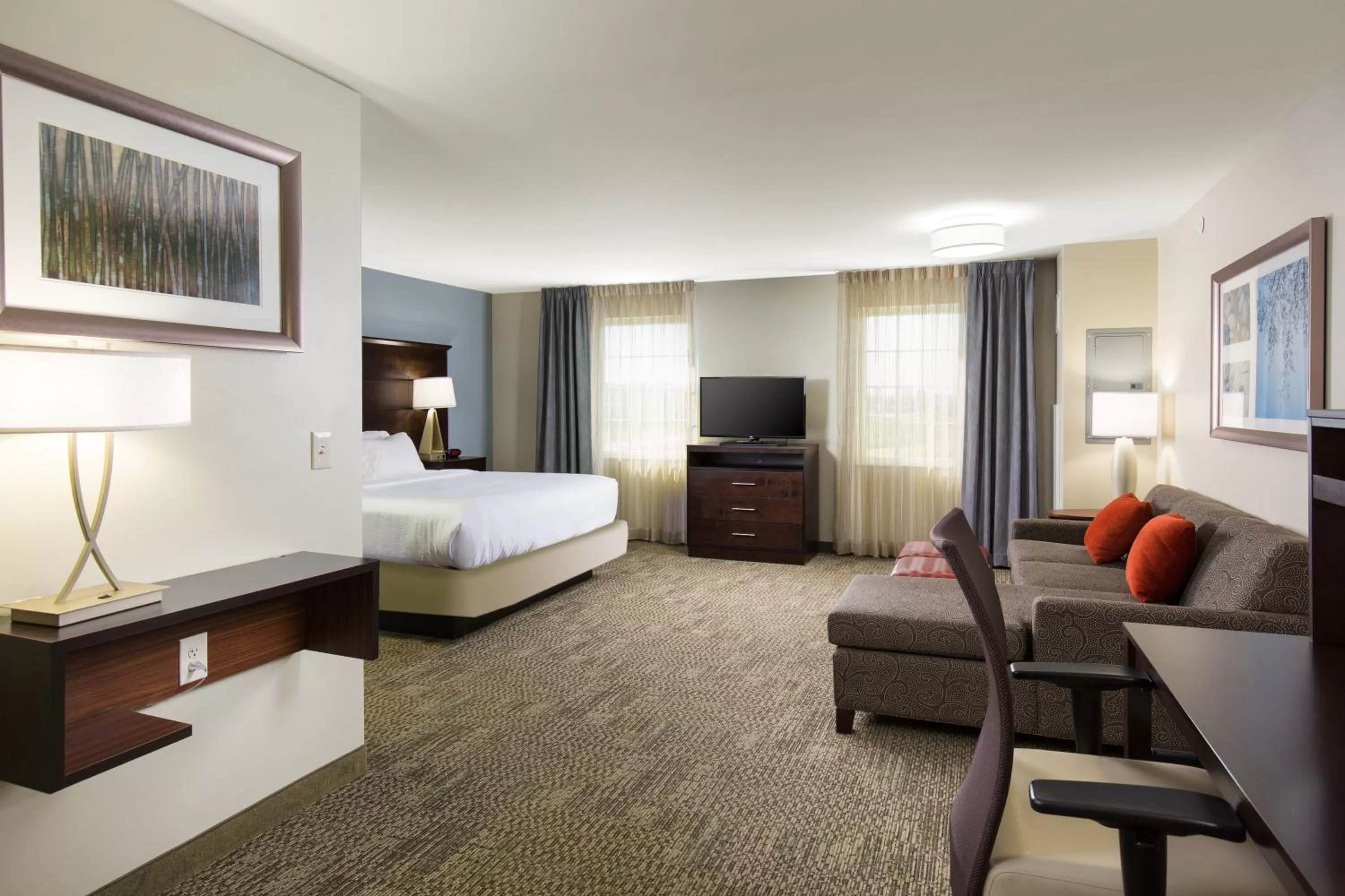 Photo of the whole room, Bed in Staybridge Suites - Columbus Polaris by IHG
