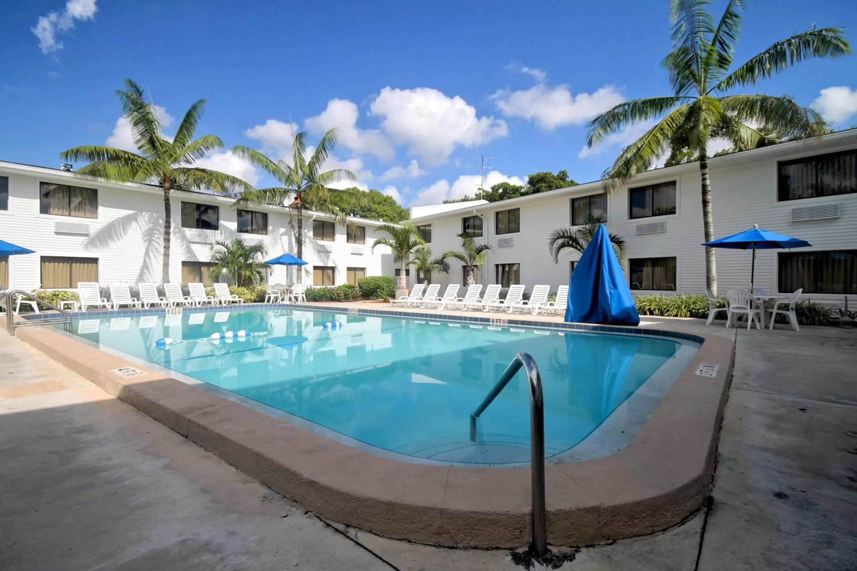 Swimming pool, Property Building in Motel 6-Fort Lauderdale, FL