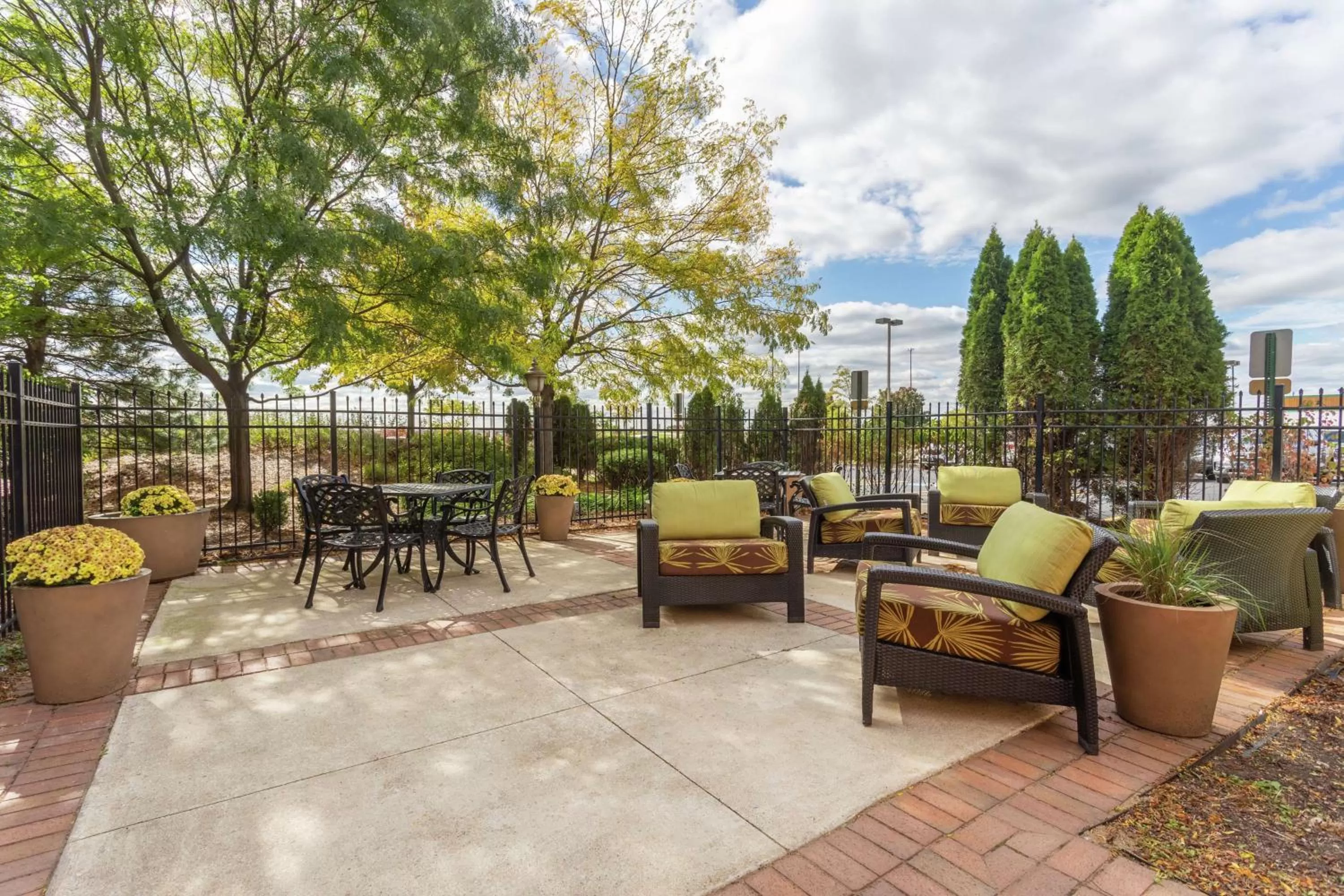 Inner courtyard view in Hilton Garden Inn Chicago/Tinley Park