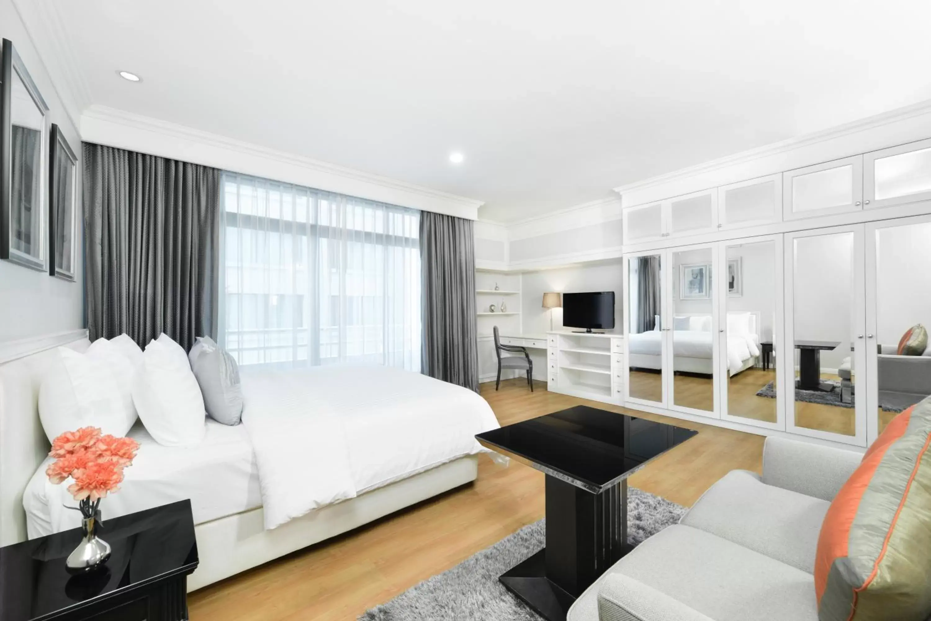 TV and multimedia, Bed in Centre Point Chidlom TV and multimedia, Bed in Centre Point Chidlom