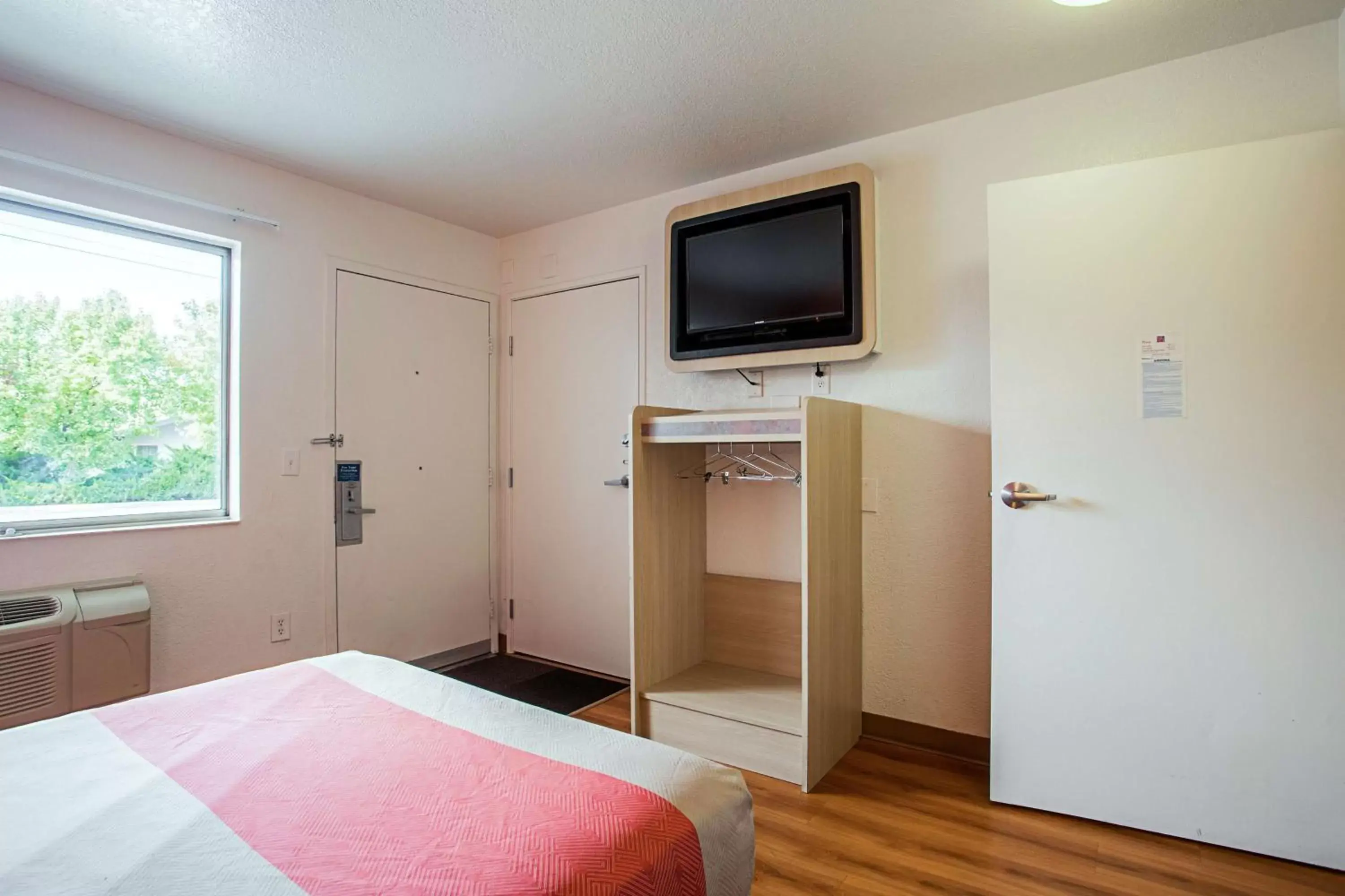 TV and multimedia, Bed in Motel 6-Prescott, AZ