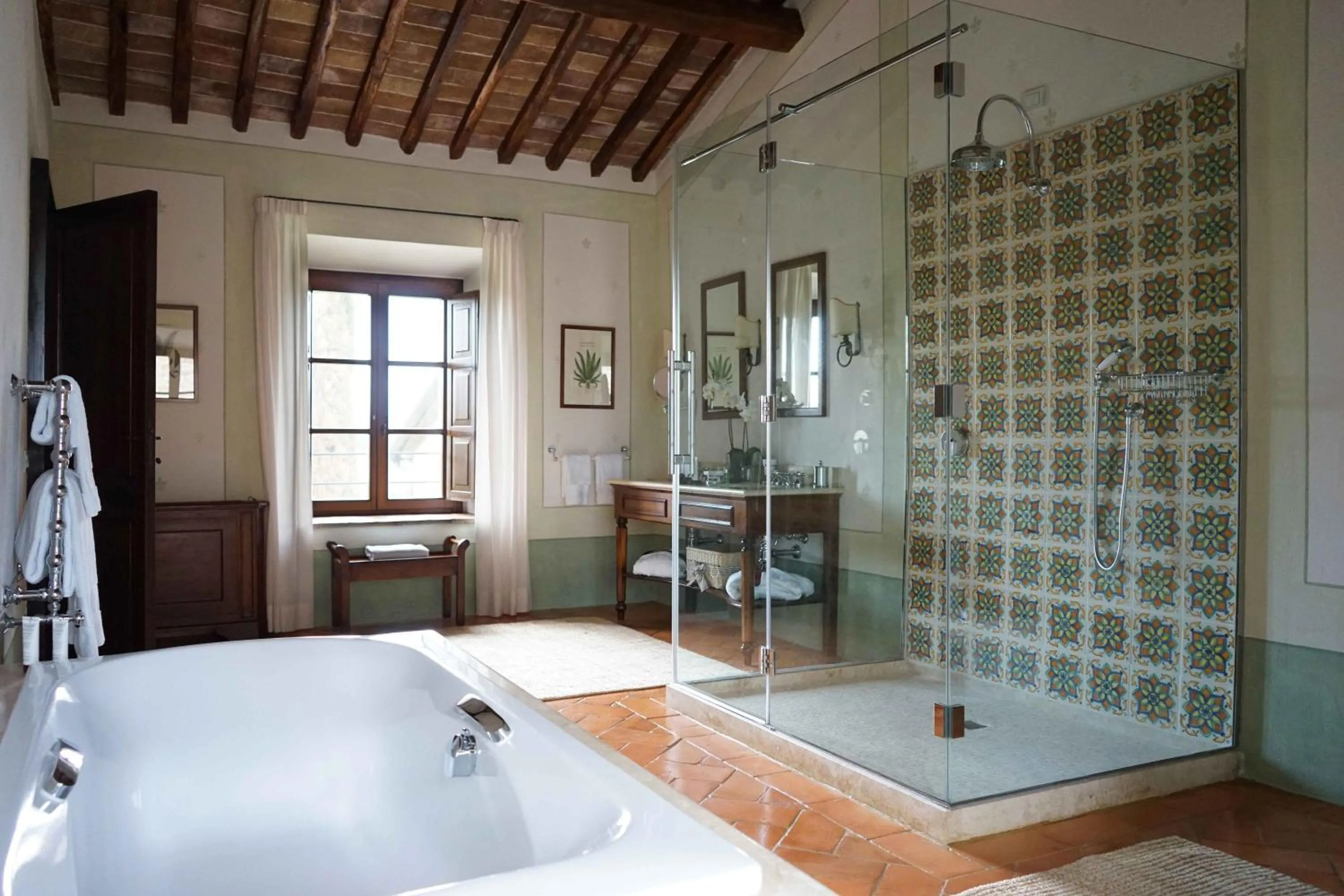 Bathroom, Bed in Castello Banfi - Il Borgo - Relais et Chateaux