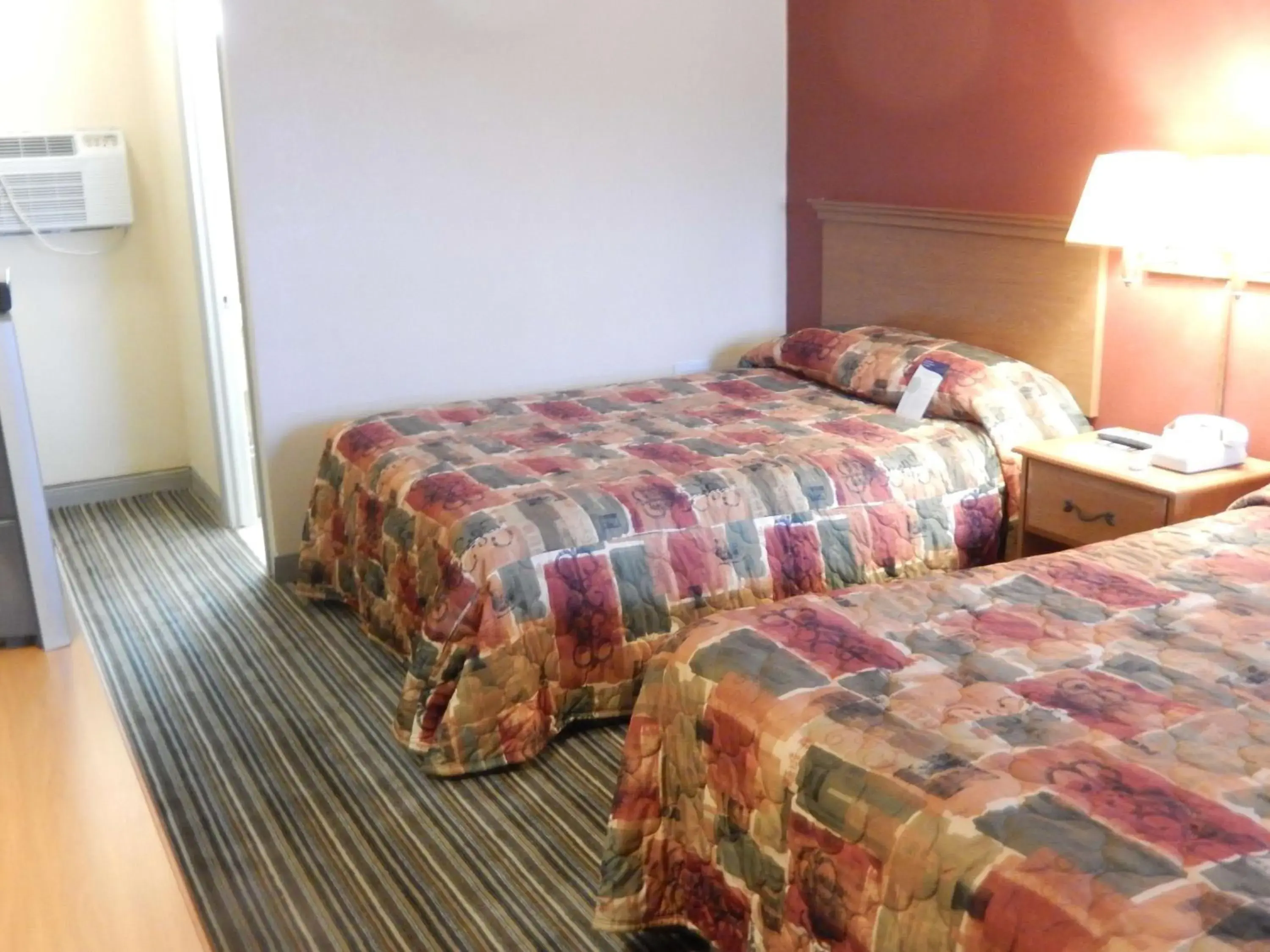 Photo of the whole room, Bed in Scottish Inns and Suites- Bordentown, NJ