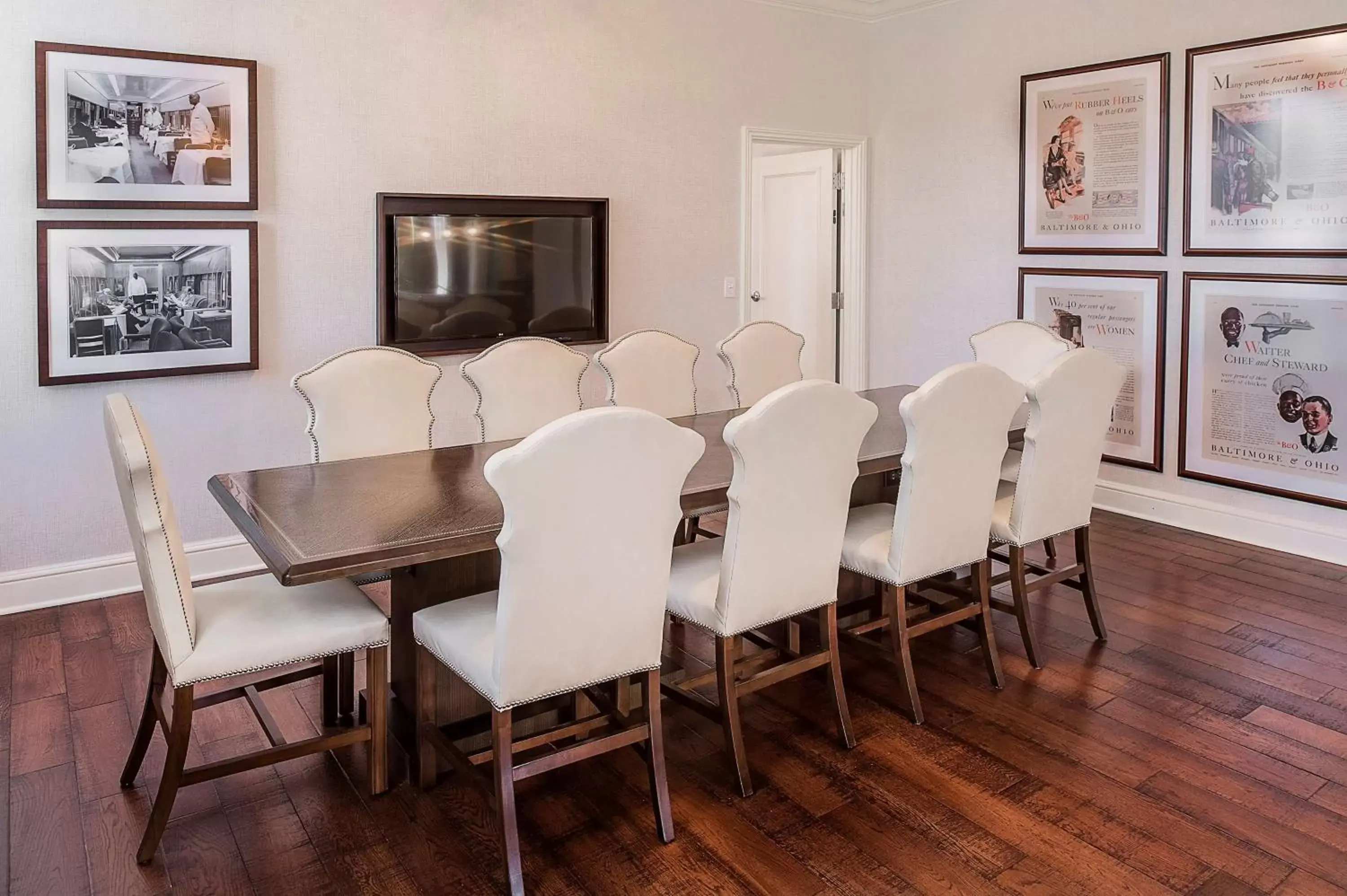 Photo of the whole room, Dining Area in St. Louis Union Station Hotel, Curio Collection by Hilton