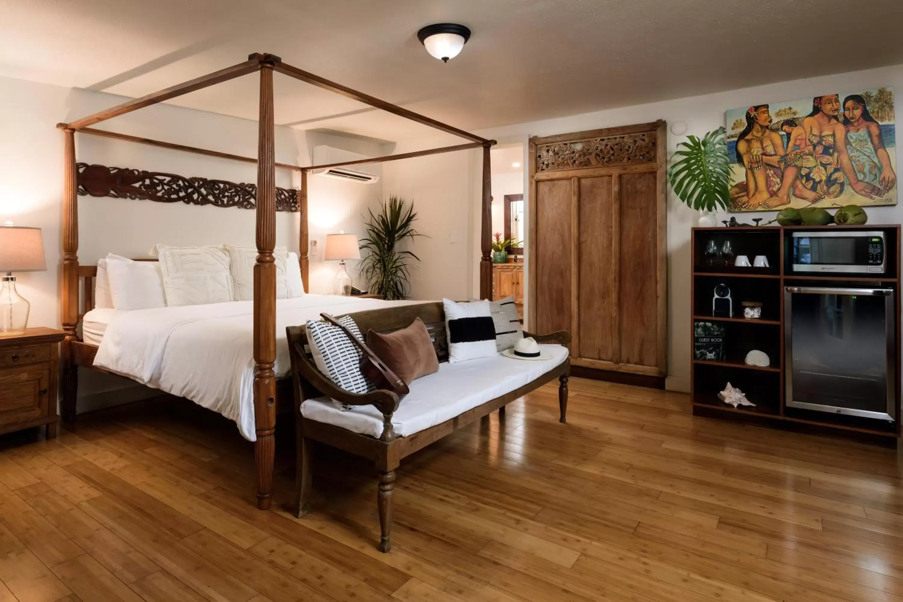 Bed in Paia Inn