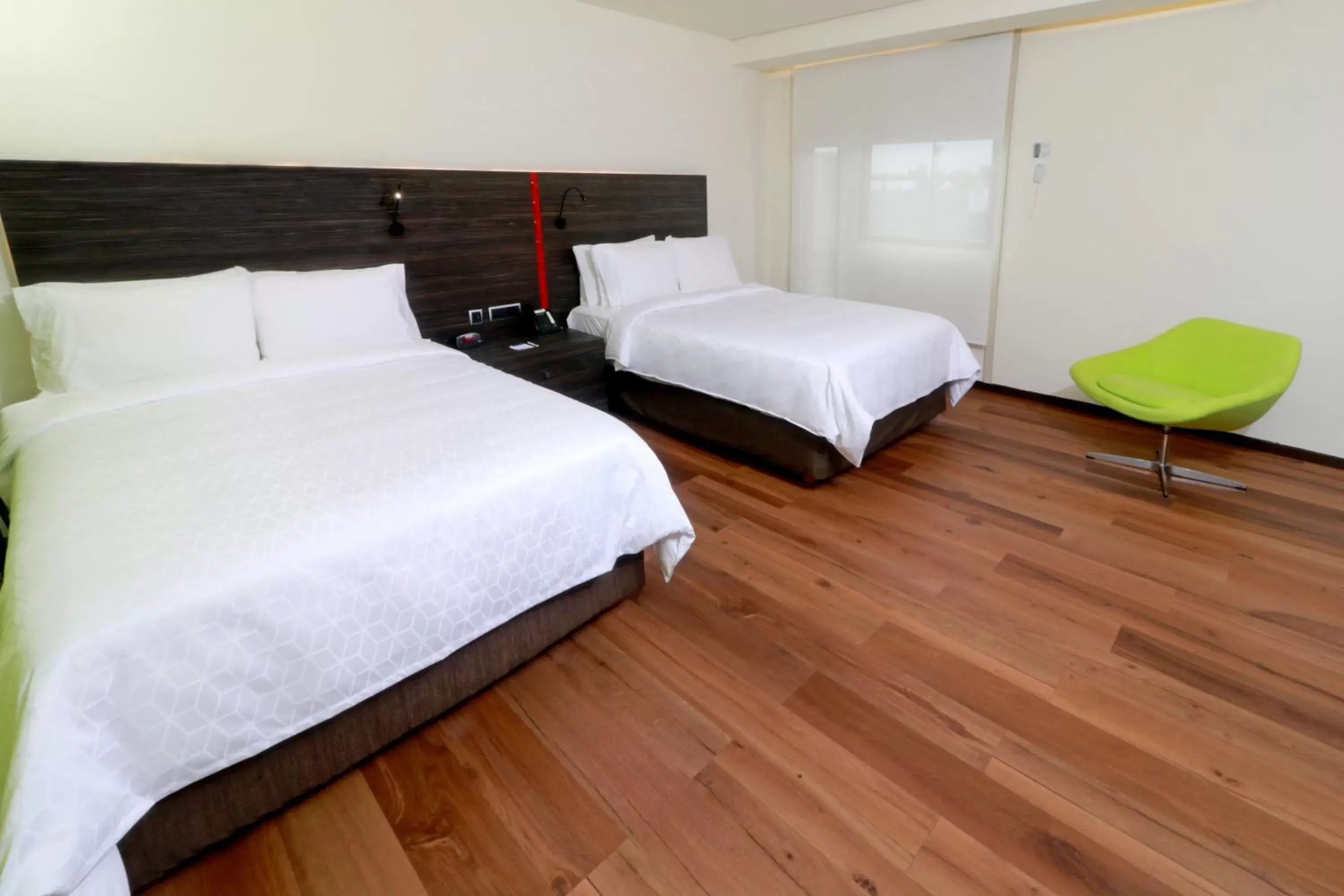 Photo of the whole room, Bed in Holiday Inn Express Mexico Aeropuerto, an IHG Hotel