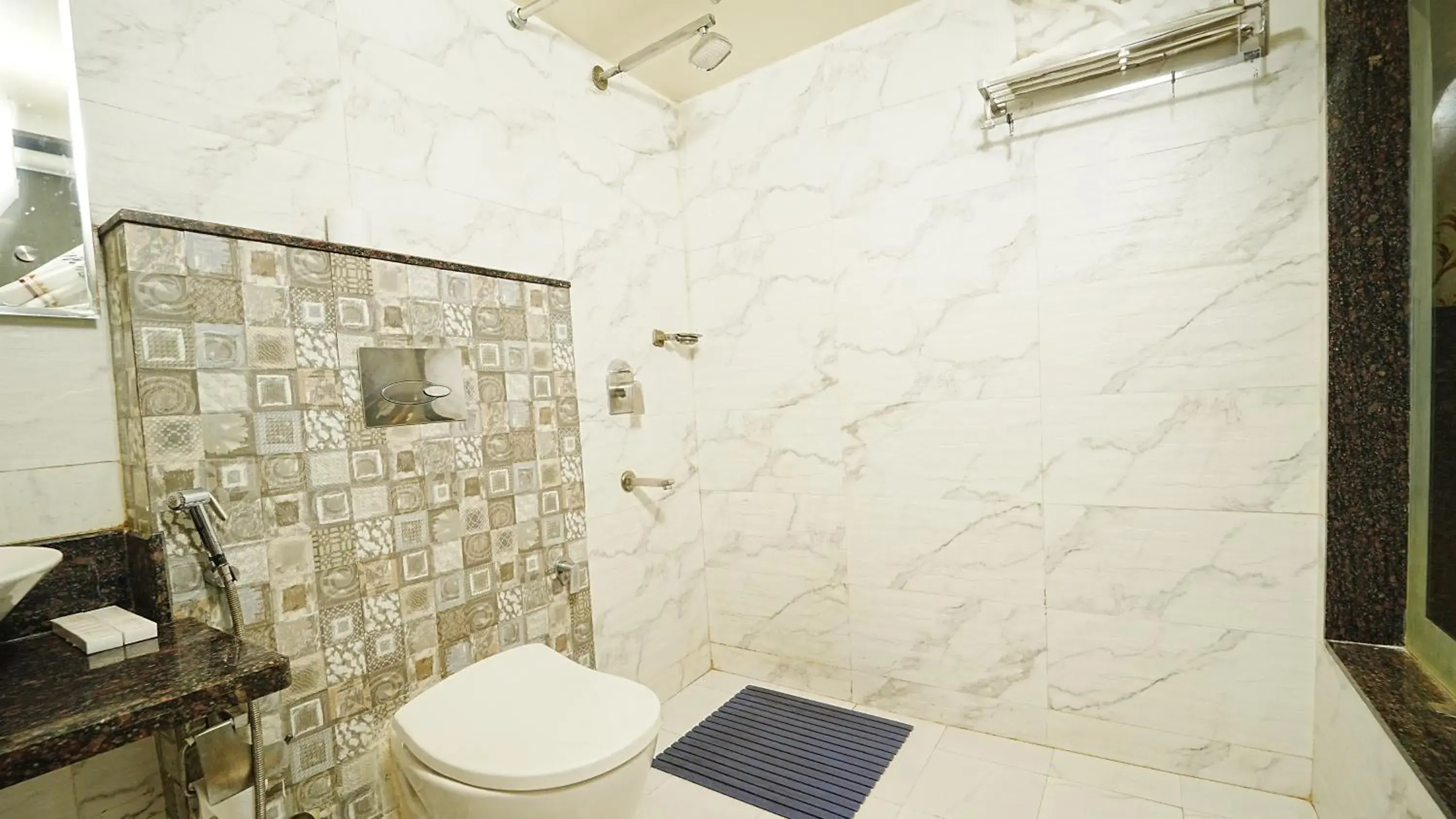 Shower, Bathroom in Hotel Atulyaa Taj