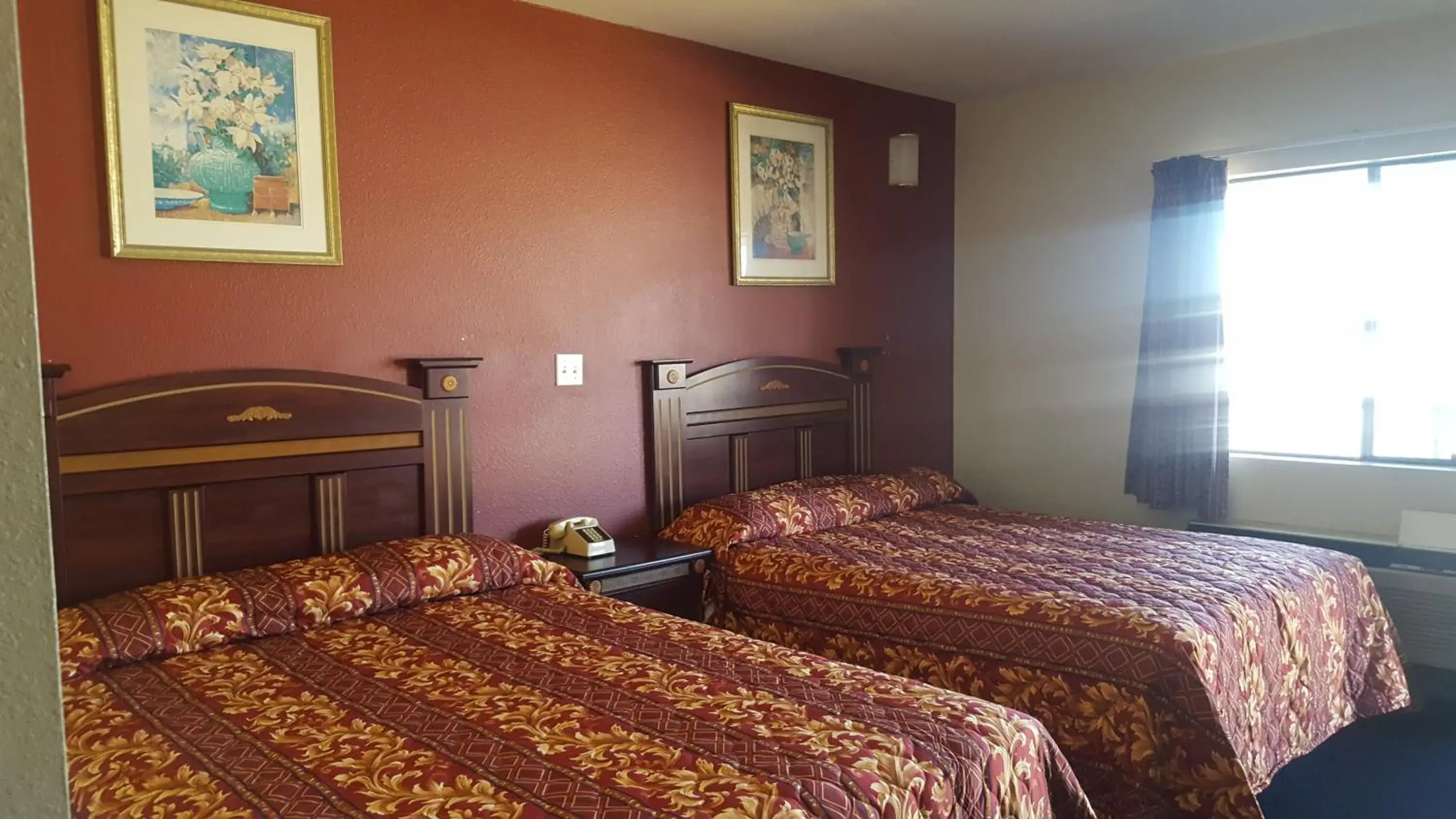 Bedroom, Bed in Robinhood Motel