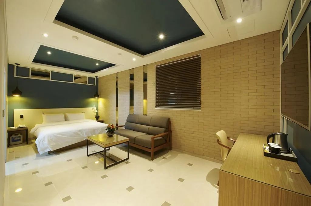 Bedroom, Bed in Hotel B