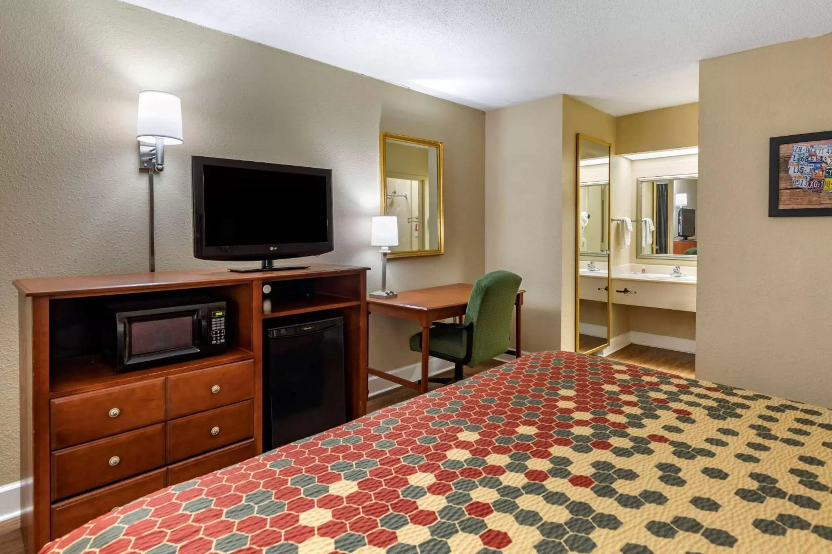 Photo of the whole room, TV/Entertainment Center in Econo Lodge Cordele