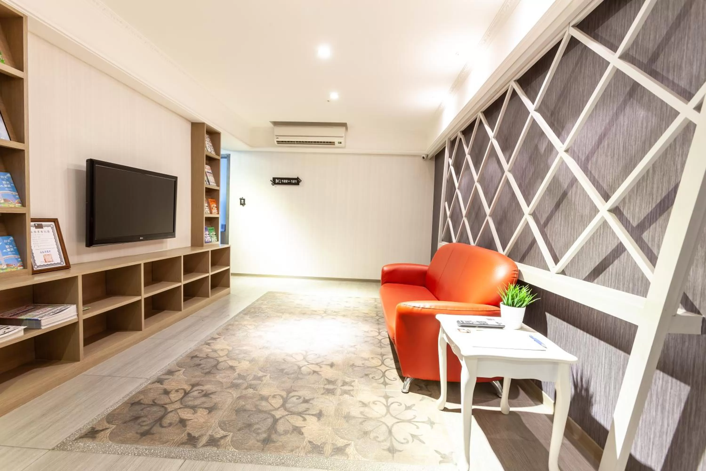 Communal lounge/ TV room in Stay Inn 2