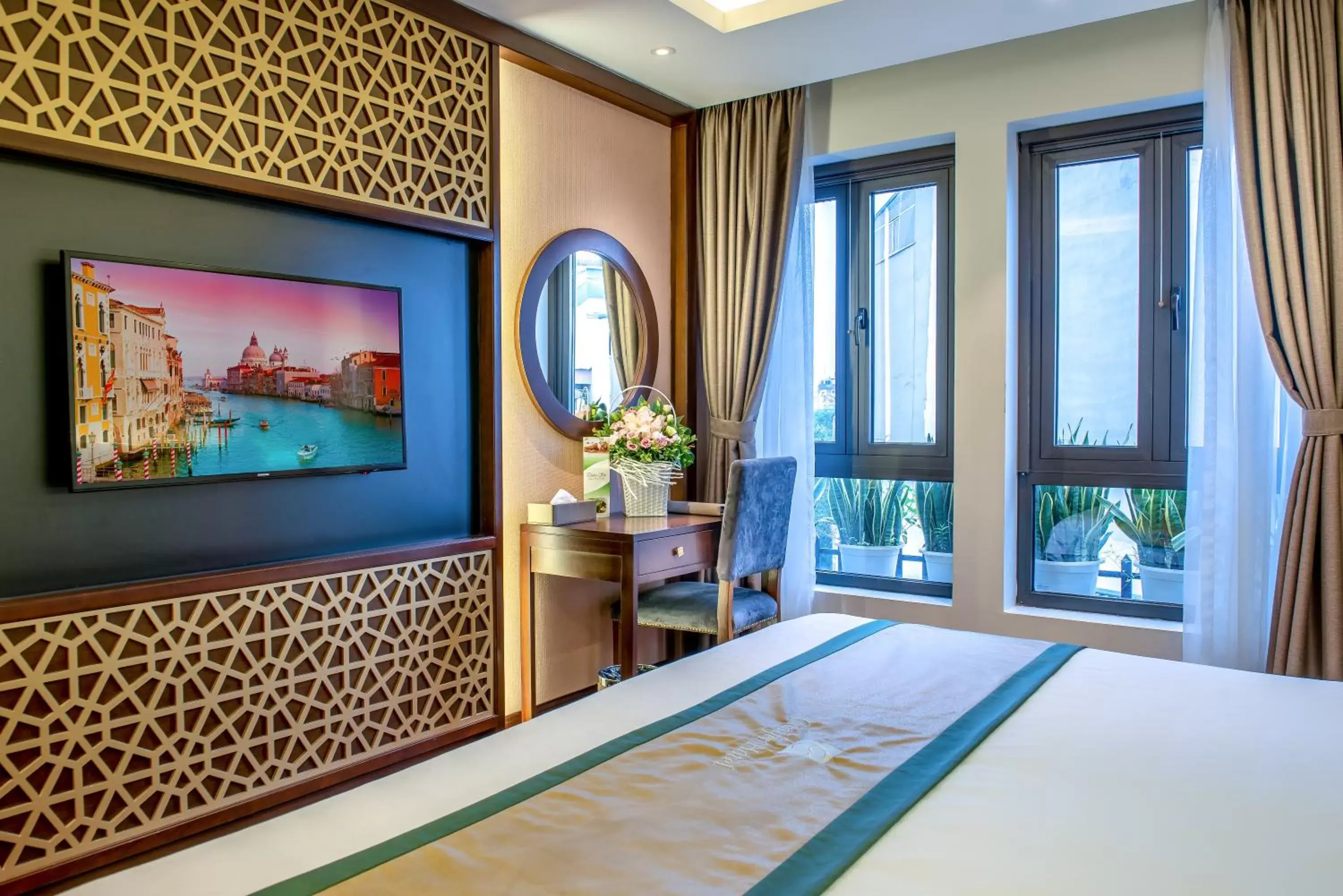 View (from property/room), Bed in Conifer Grand Hotel View (from property/room), Bed in Conifer Grand Hotel