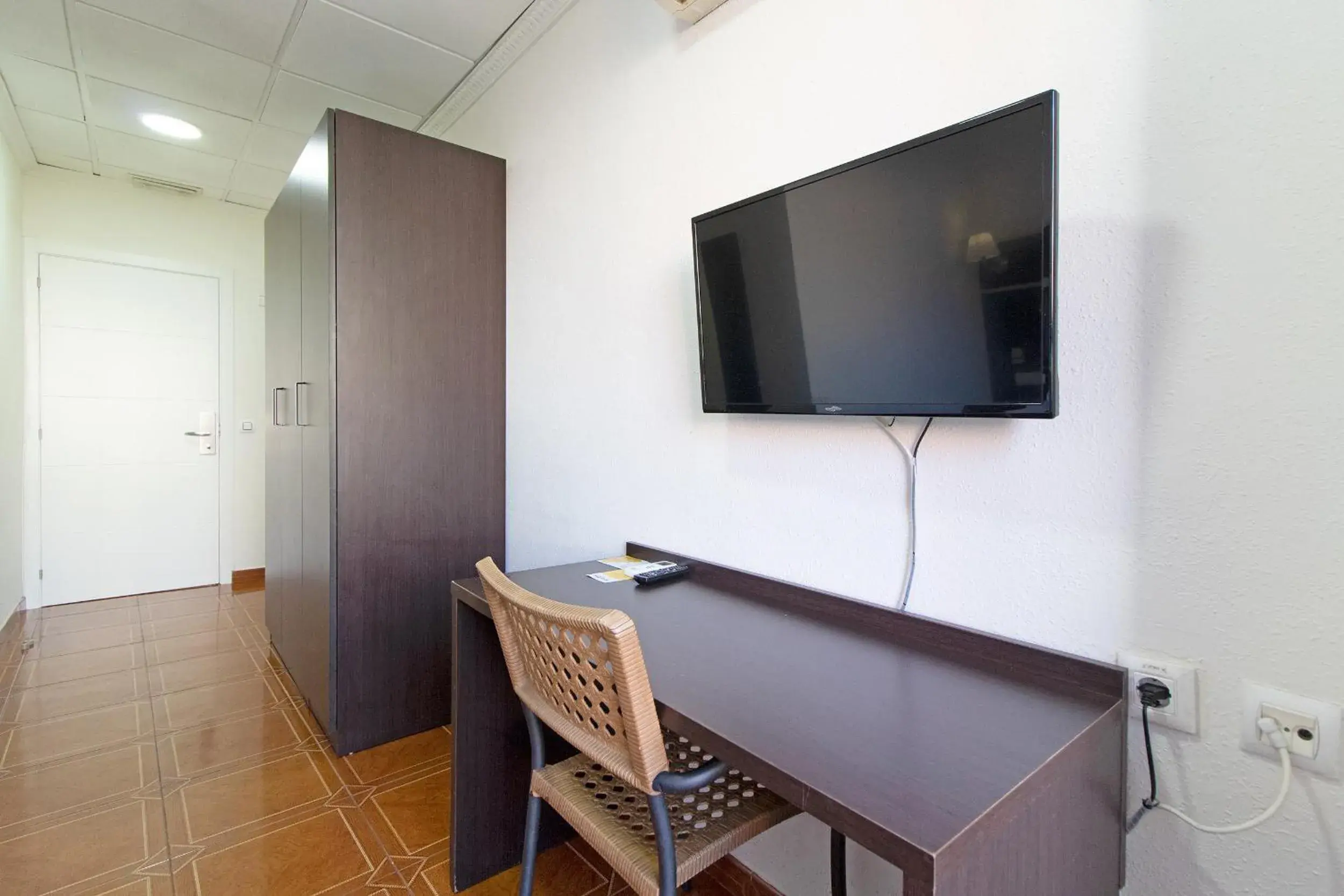 TV and multimedia, TV/Entertainment Center in Hotel Sagunto