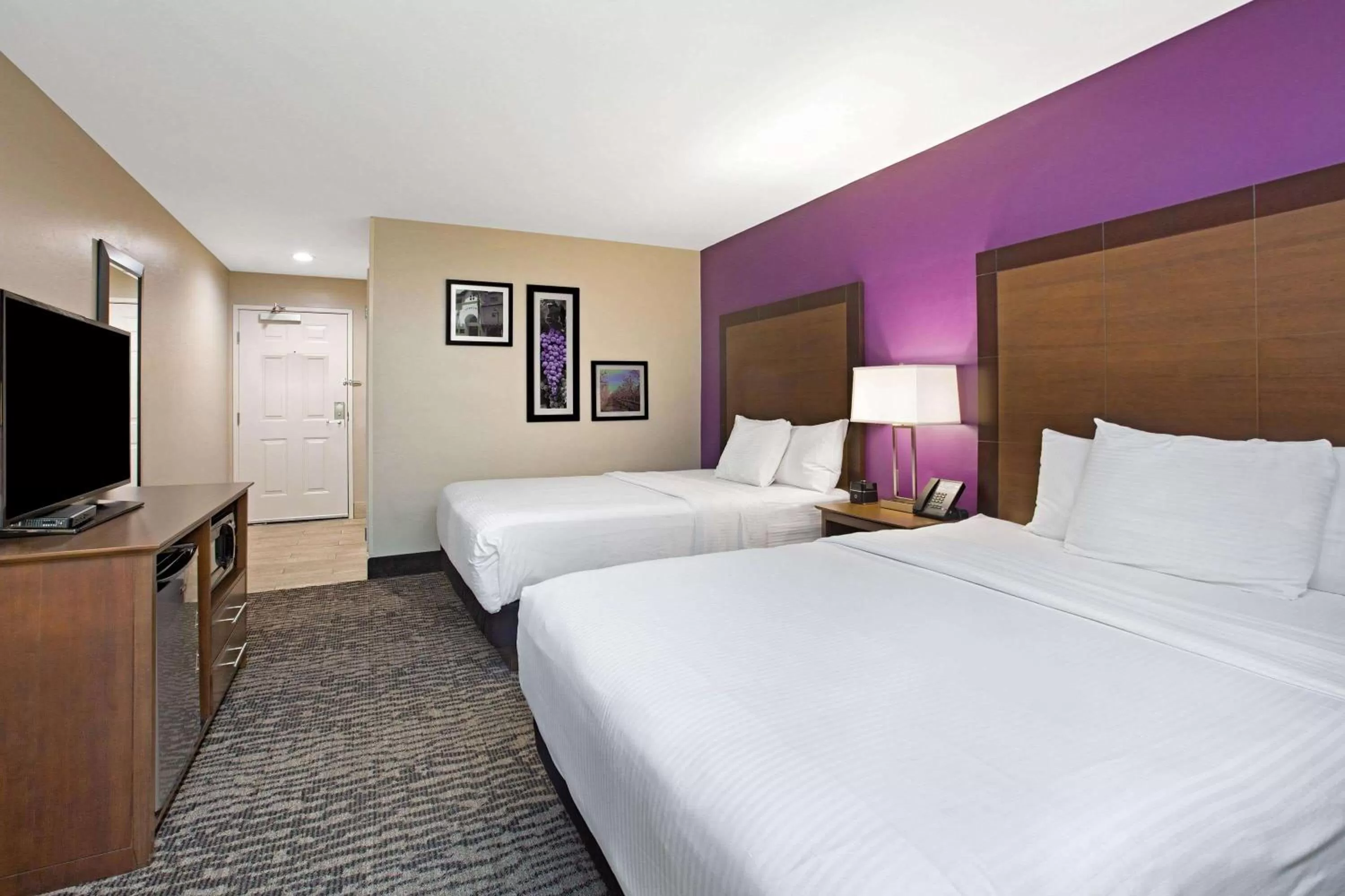 Photo of the whole room, Bed in La Quinta by Wyndham Visalia/Sequoia Gateway