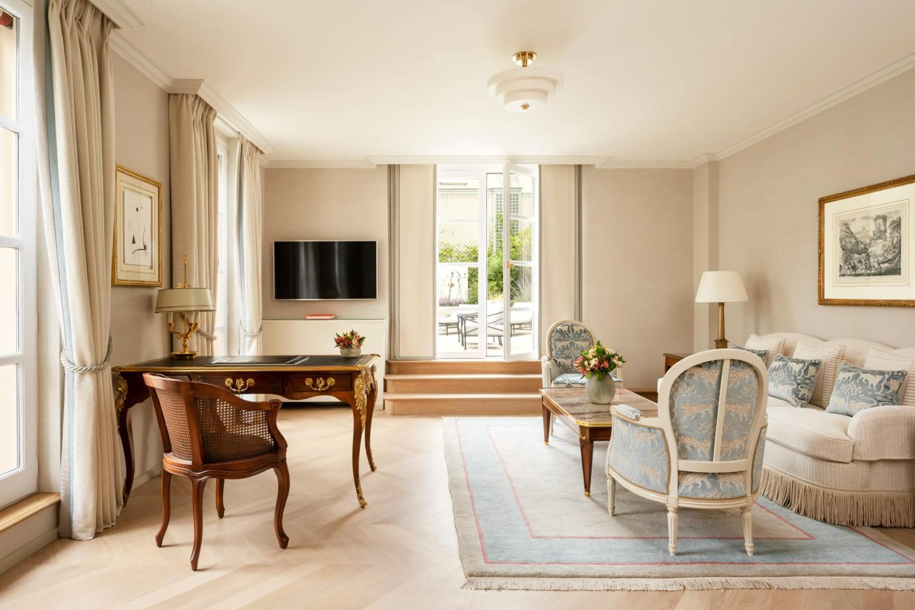 Living room in Le Bristol Paris, Oetker Hotels