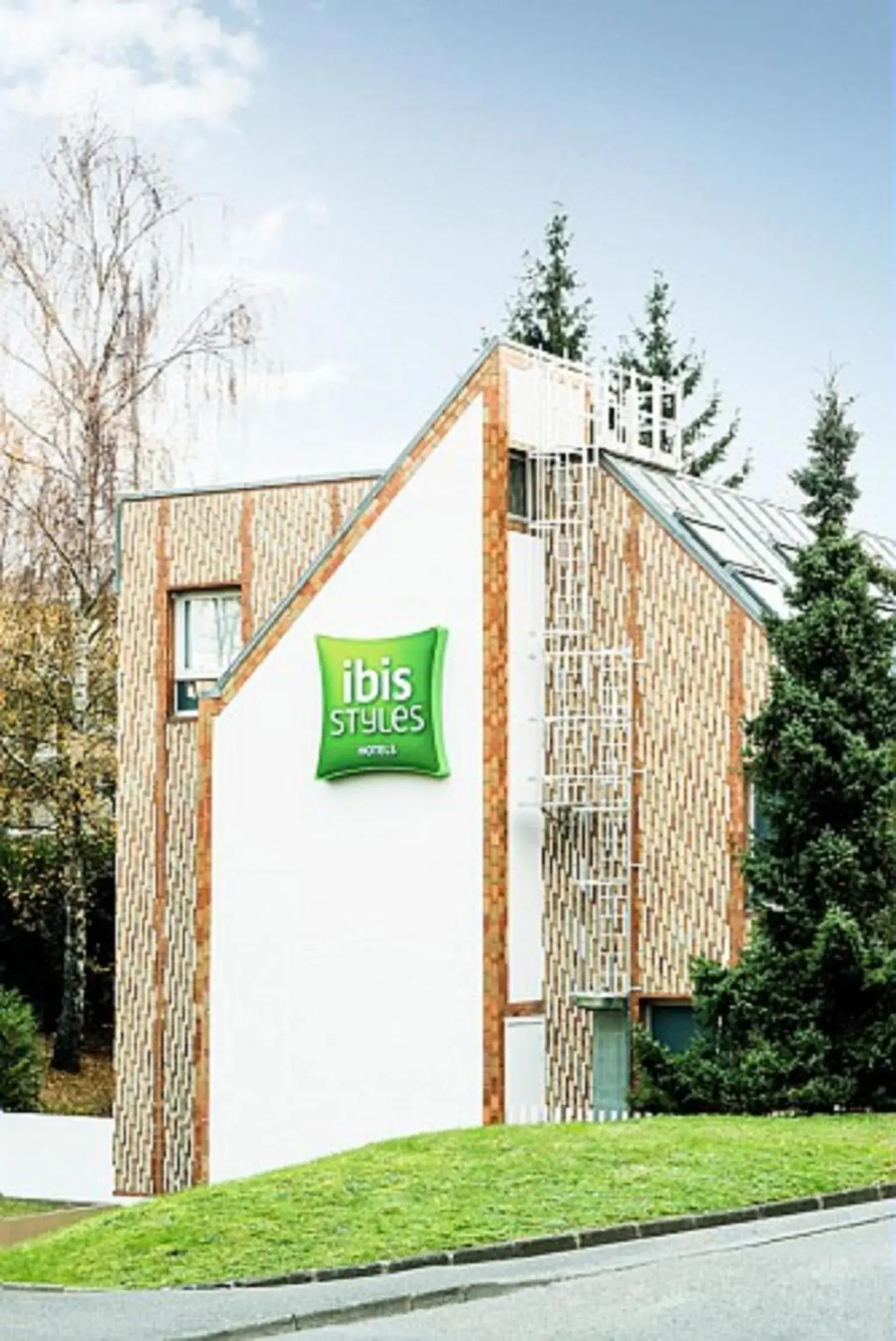 Facade/entrance in ibis Styles Paris Velizy Facade/entrance in ibis Styles Paris Velizy