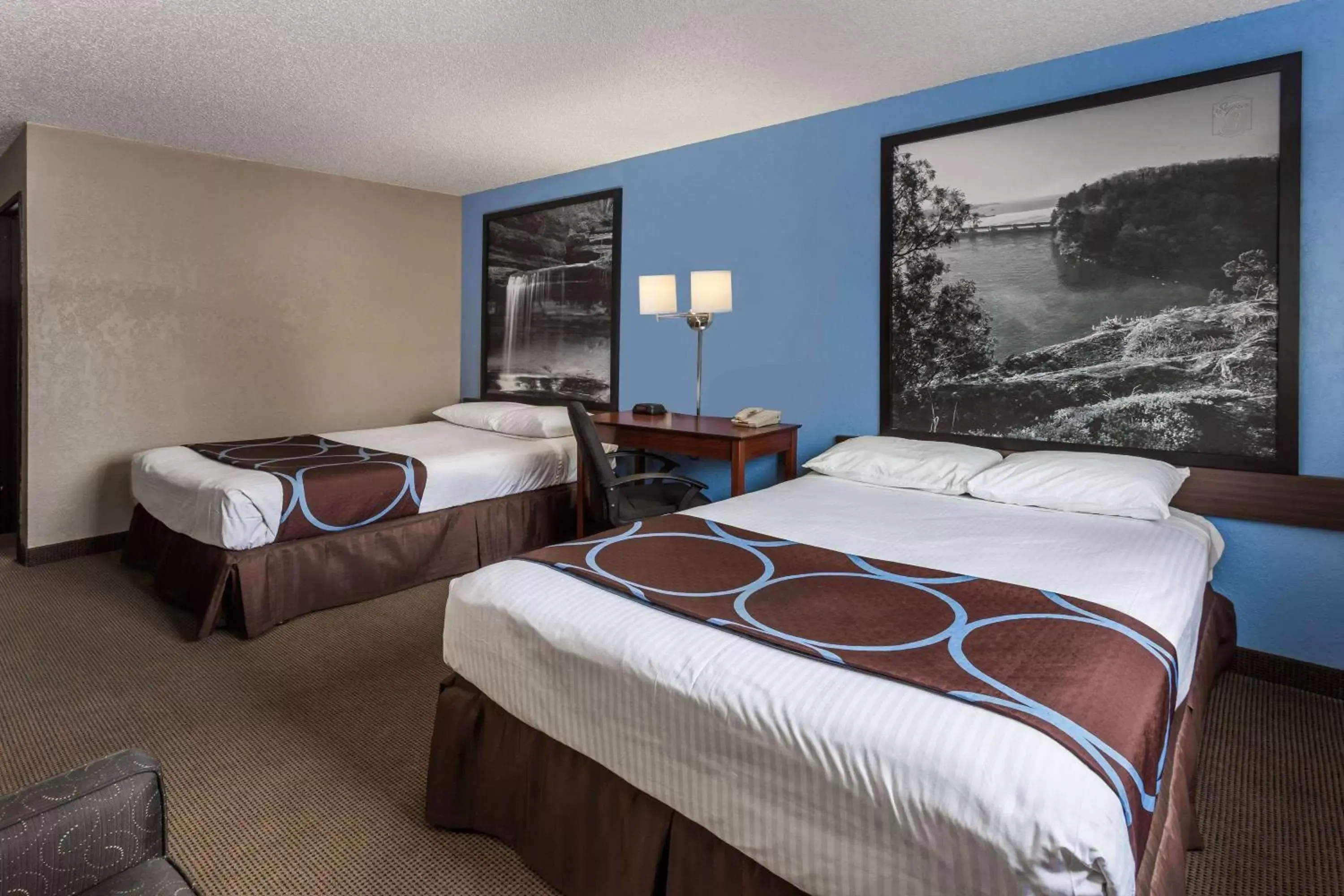 Photo of the whole room, Bed in Super 8 by Wyndham Dubuque