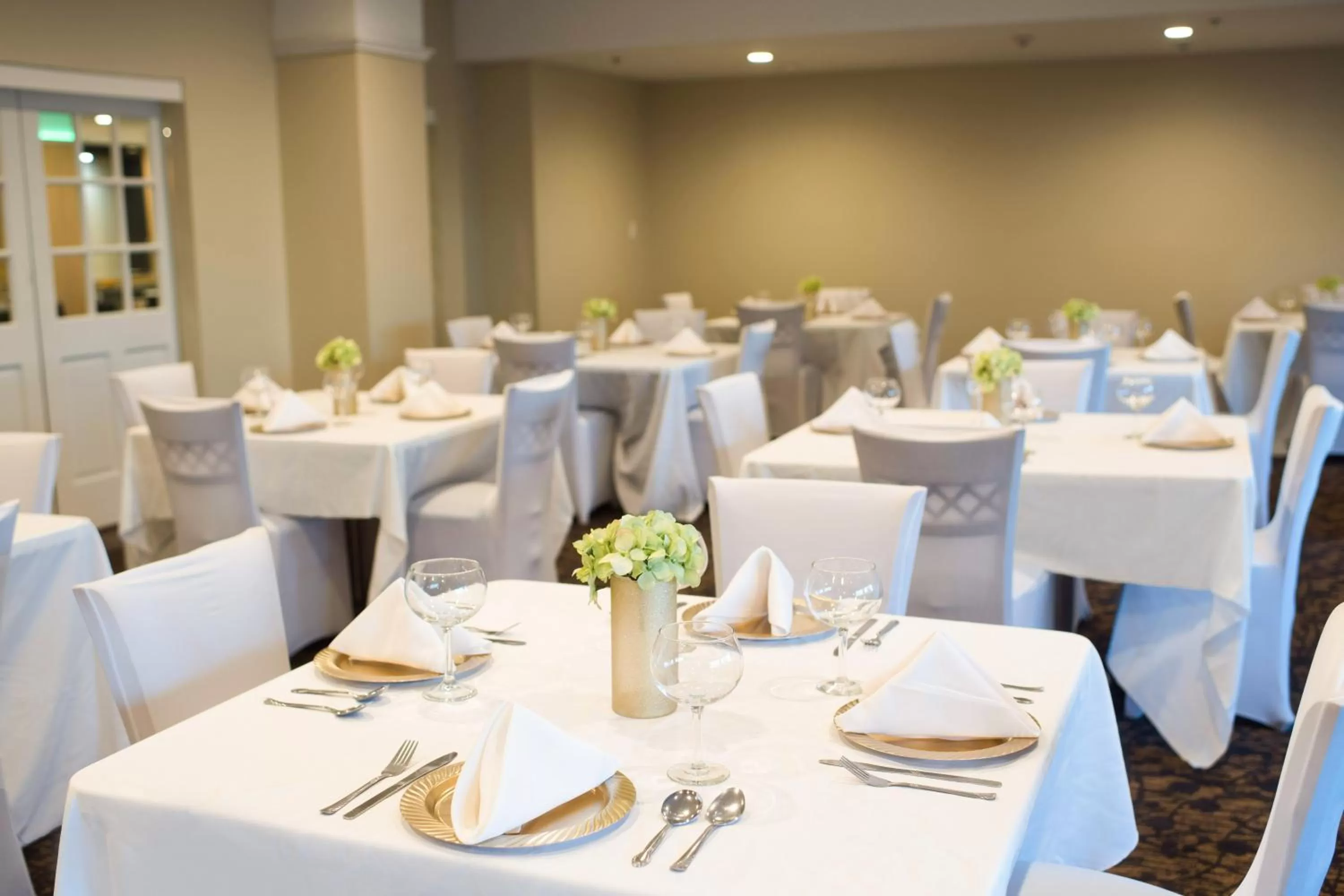 Restaurant/places to eat in Holiday Inn Birmingham-Airport by IHG