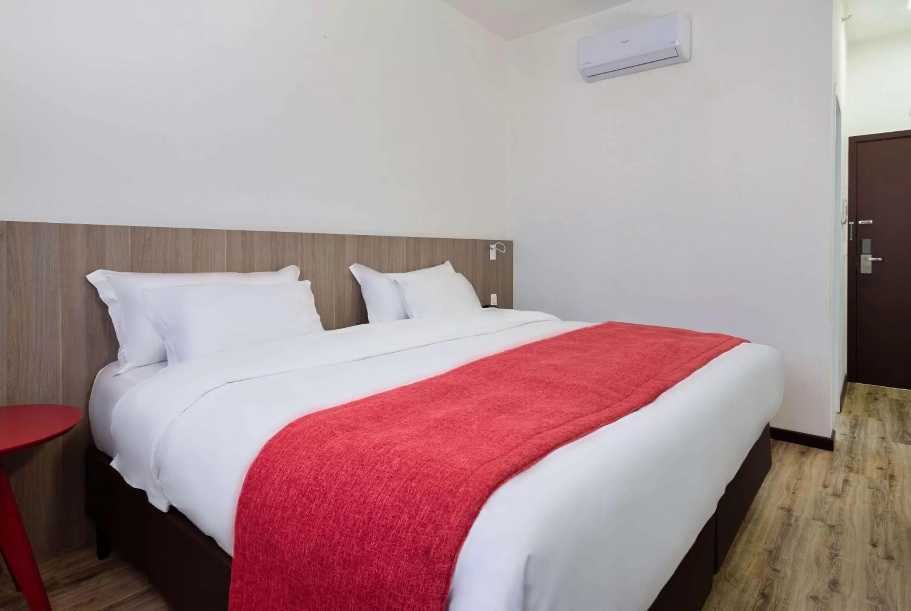 Photo of the whole room, Bed in Ramada Encore by Wyndham São Paulo Osasco